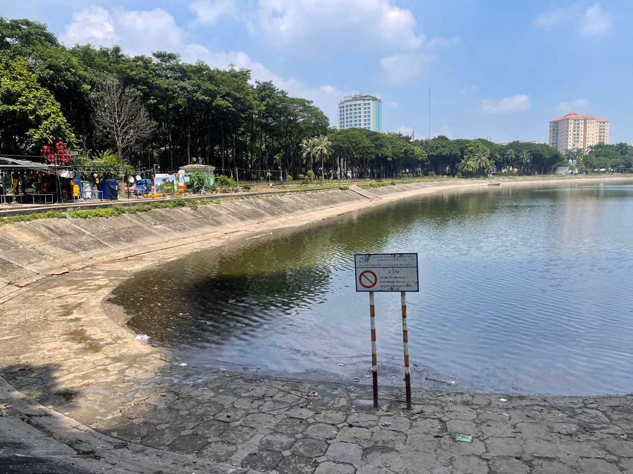 Vị trí dầu thải xuất hiện nhiều nhất là góc hồ ven đường Nguyễn Phan Chánh, đối diện chung cư HH Linh Đàm. Vị trí dầu thải xuất hiện nhiều nhất là góc hồ ven đường Nguyễn Phan Chánh, đối diện chung cư HH Linh Đàm.