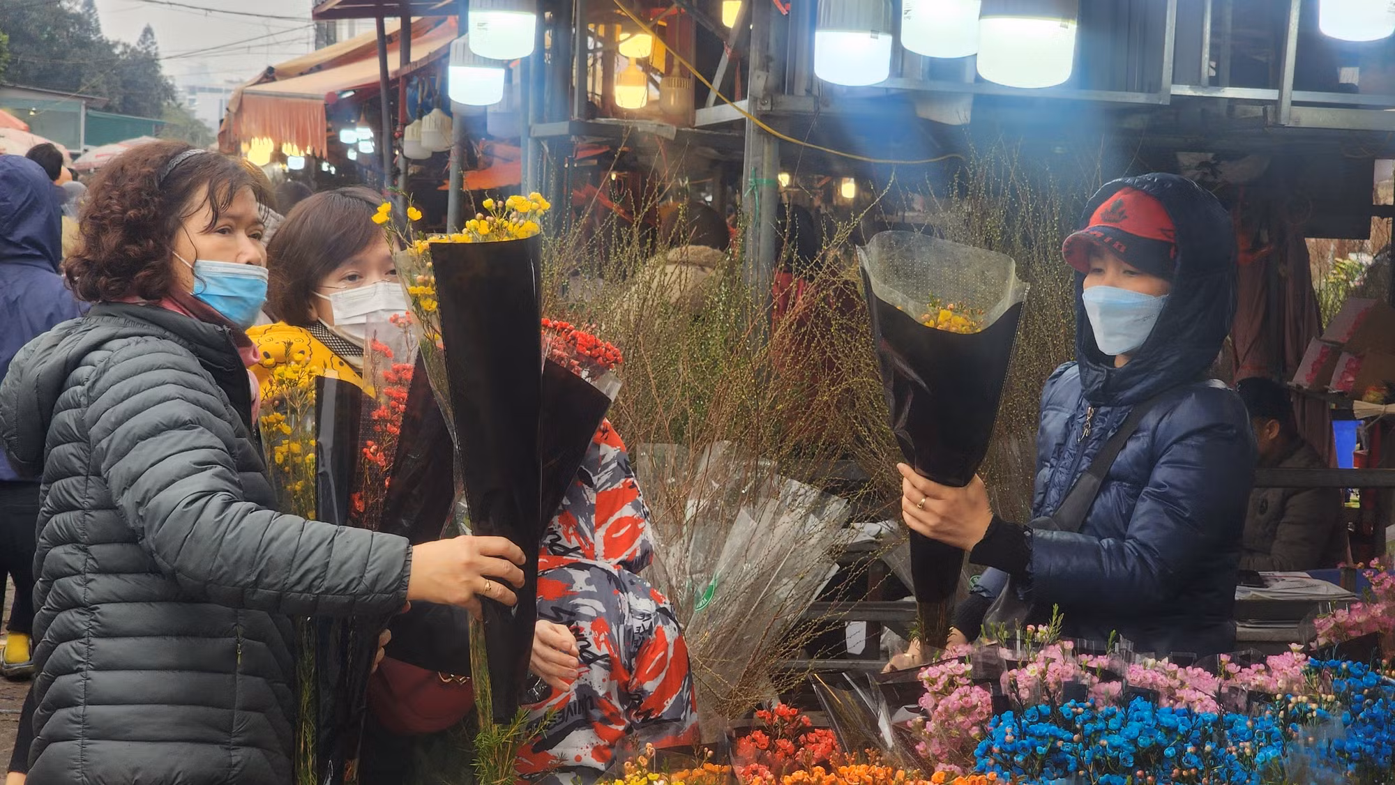 Hai mẹ con vị khách này đang lựa chọn những bó thanh liễu về cắm. Năm nay, giá thanh liễu dao động từ 150-200.000 đồng/bó, cao hơn so với những ngày trước đó.
