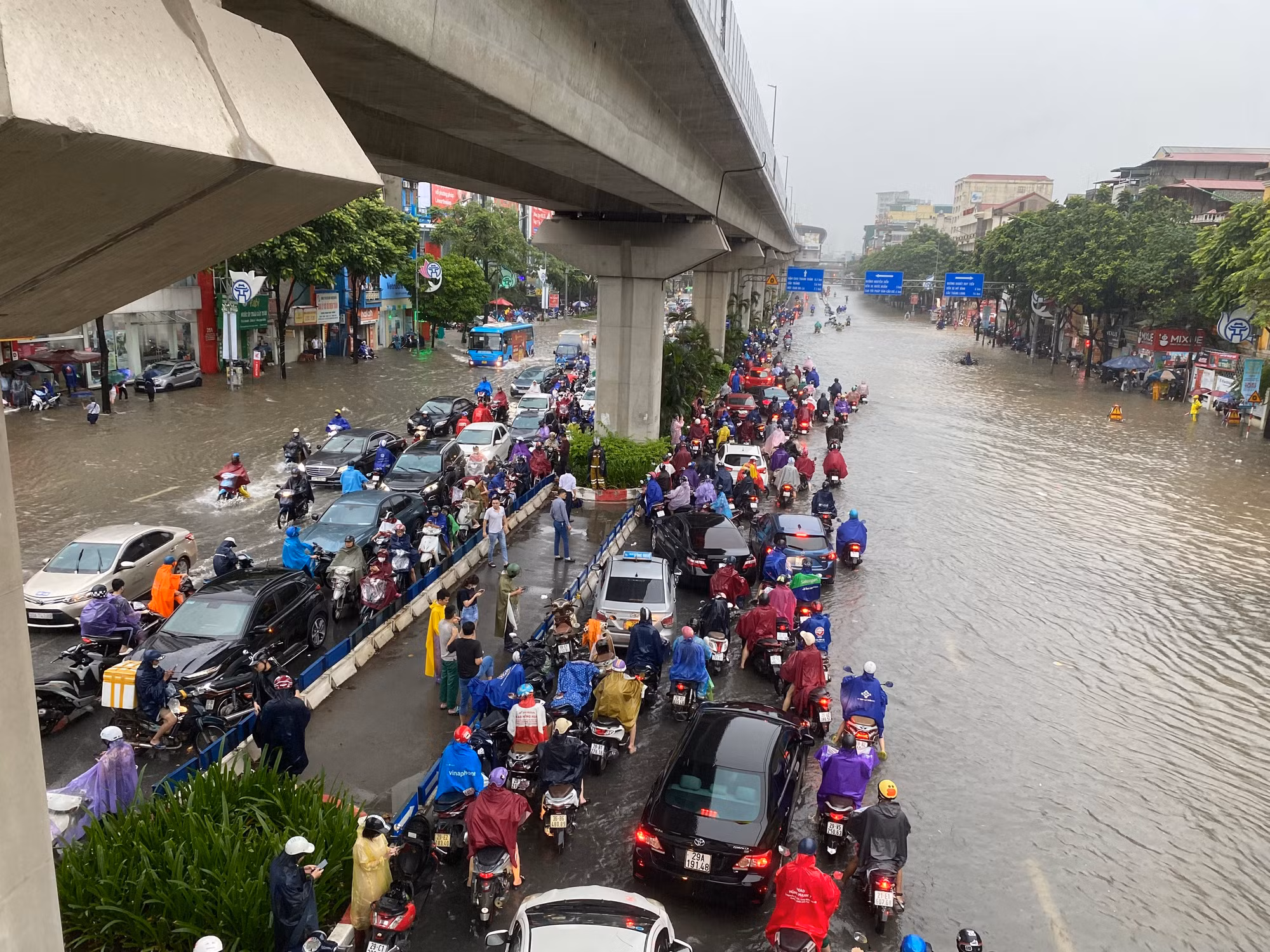 Đường đã biến thành sông... Đường đã biến thành sông...
