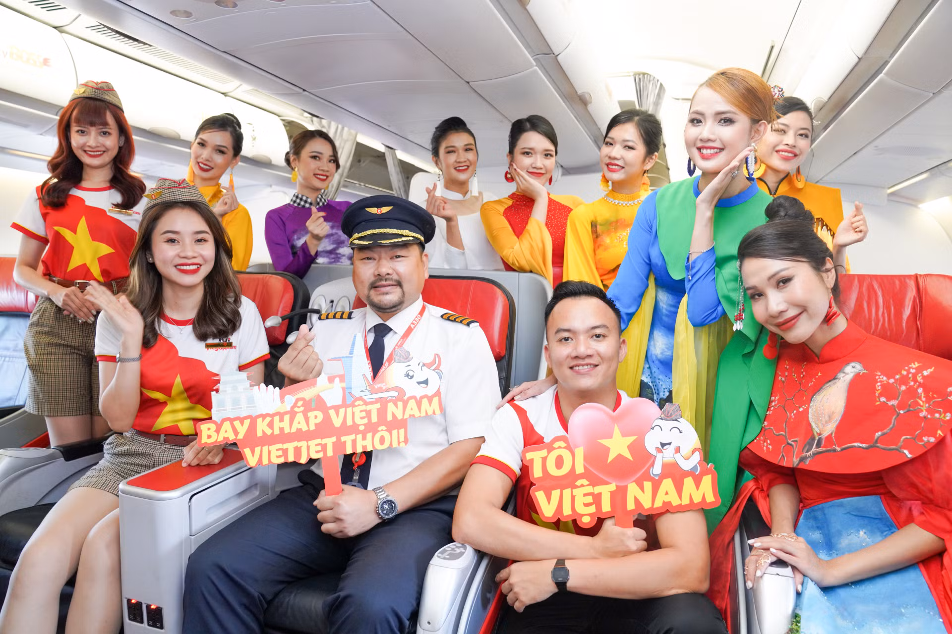 Đội đội tàu bay mang trên mình màu sắc đỏ-vàng của lá cờ Việt Nam...