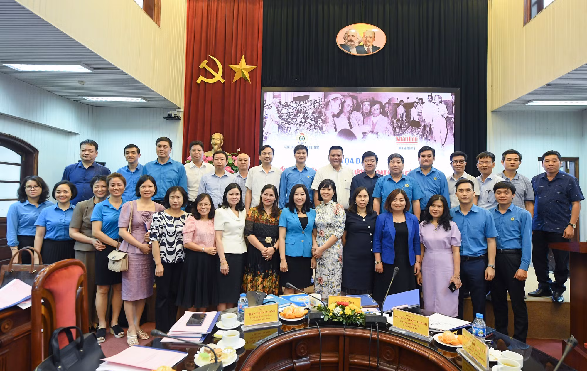 Các đại biểu chụp ảnh lưu niệm tại tọa đàm.