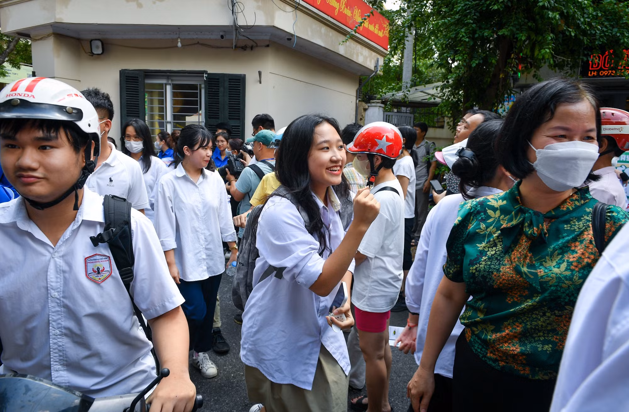 Nụ cười tự tin của một nữ sinh sau khi hoàn thành tốt môn Ngữ văn. (Ảnh: Thành Đạt) Nụ cười tự tin của một nữ sinh sau khi hoàn thành tốt môn Ngữ văn. (Ảnh: Thành Đạt)