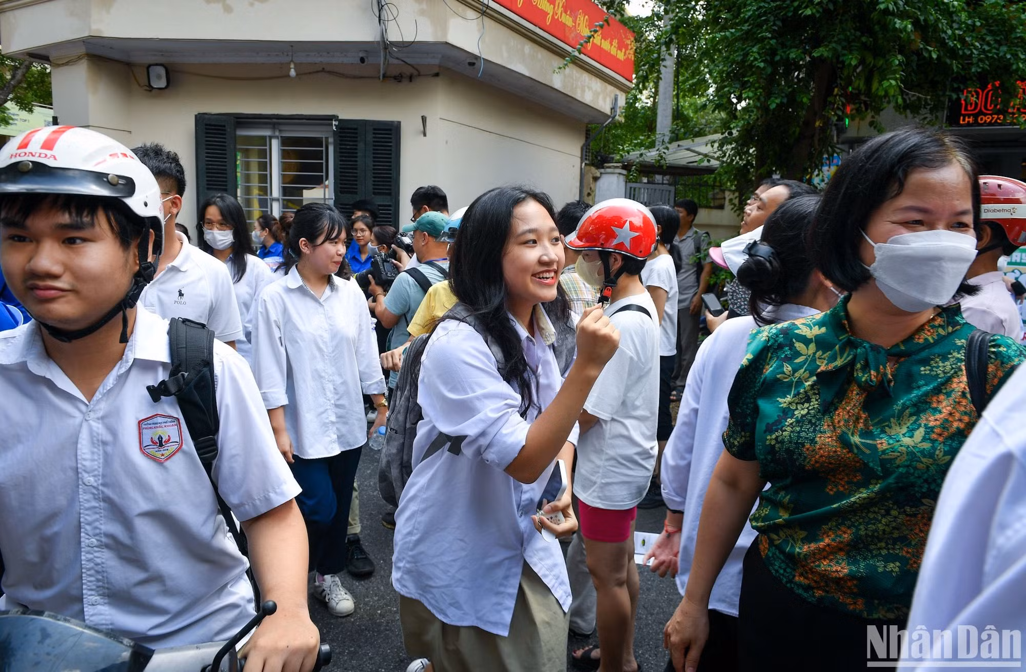 Niềm vui của nữ sinh sau khi kết thúc môn Ngữ văn. (Ảnh: Thành Đạt)