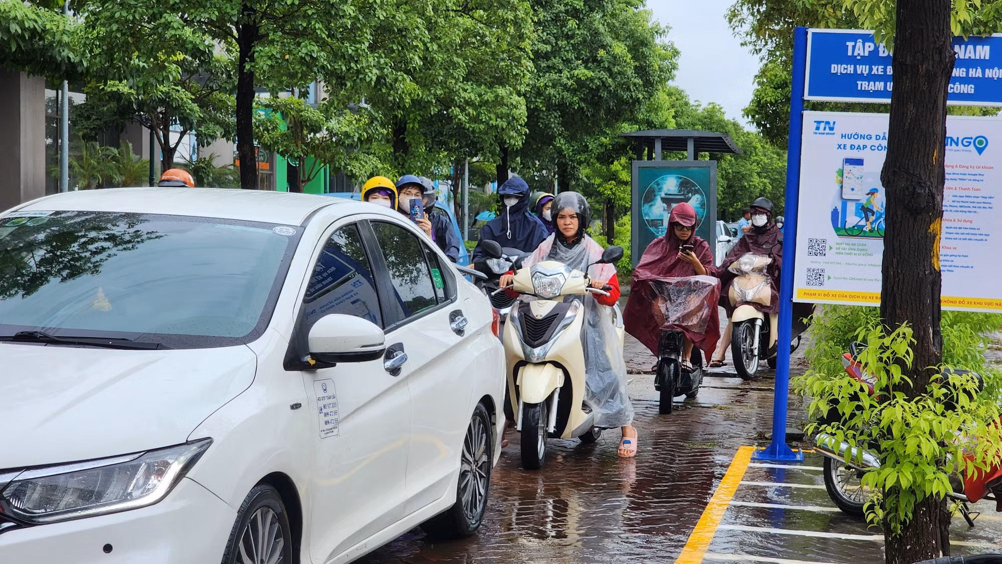 Nhiều phương tiện buộc phải đi lên vỉa hè để tránh tình trạng chết máy.