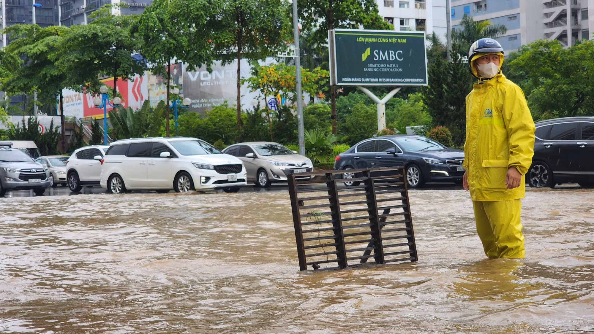 Tới thời điểm 13 giờ, mặc dù mưa đã giảm nhưng tình trạng ngập lụt tại đường Võ Chí Công vẫn chưa được cải thiện.