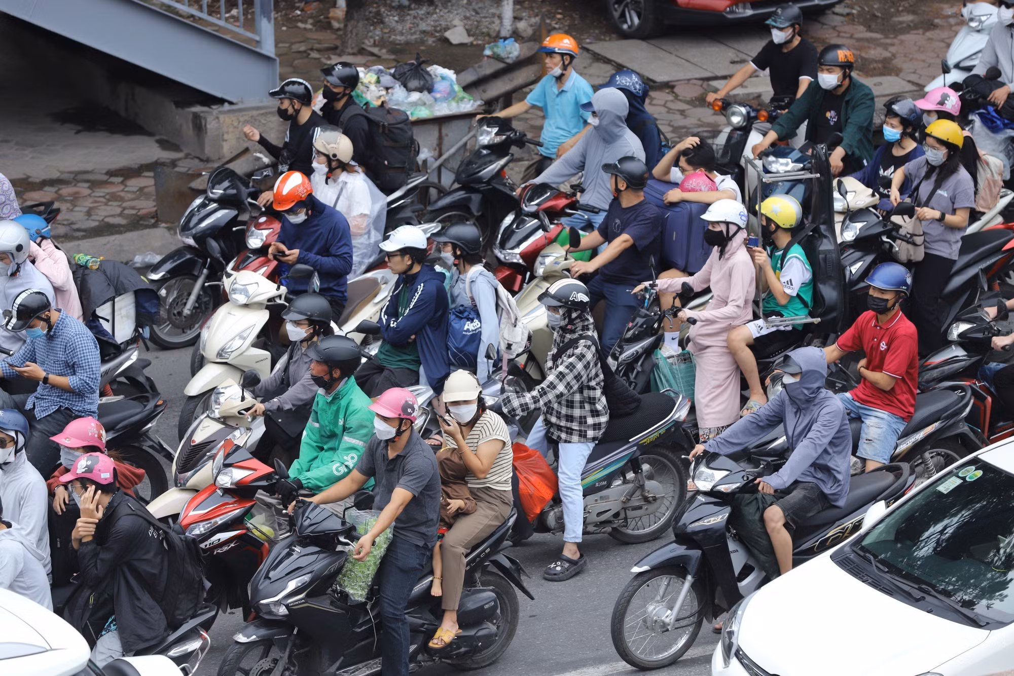Hiện tượng ùn tắc chỉ xuất hiện tại các điểm nút giao thông như ngã ba, ngã tư nhưng không nghiêm trọng. (Ảnh: SƠN BÁCH) Hiện tượng ùn tắc chỉ xuất hiện tại các điểm nút giao thông như ngã ba, ngã tư nhưng không nghiêm trọng. (Ảnh: SƠN BÁCH)