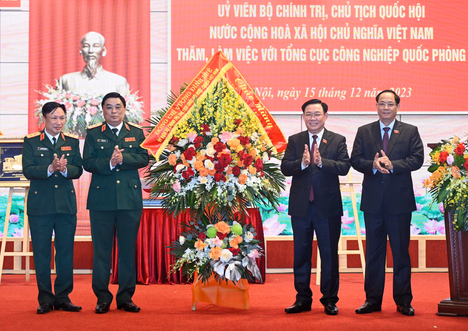 Chủ tịch Quốc hội Vương Đình Huệ tặng hoa, quà cho Tổng cục Công nghiệp Quốc phòng.