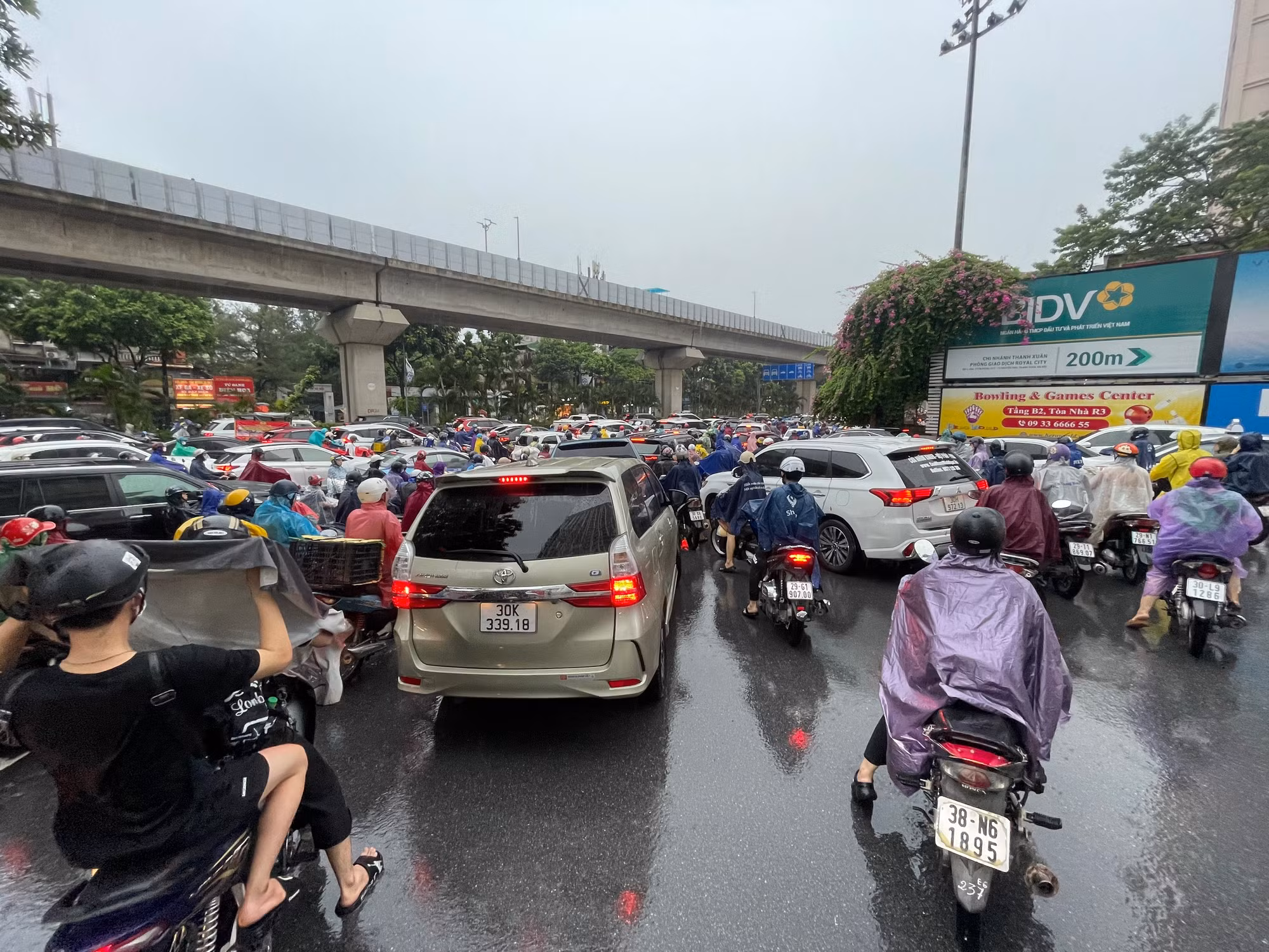 Tại nút giao thông Đại Cồ Việt, tình trạng hỗn loạn cũng xảy ra. Các phương tiện gần như không thể di chuyển được dưới cơn mưa tầm tã. Tại nút giao thông Đại Cồ Việt, tình trạng hỗn loạn cũng xảy ra. Các phương tiện gần như không thể di chuyển được dưới cơn mưa tầm tã.
