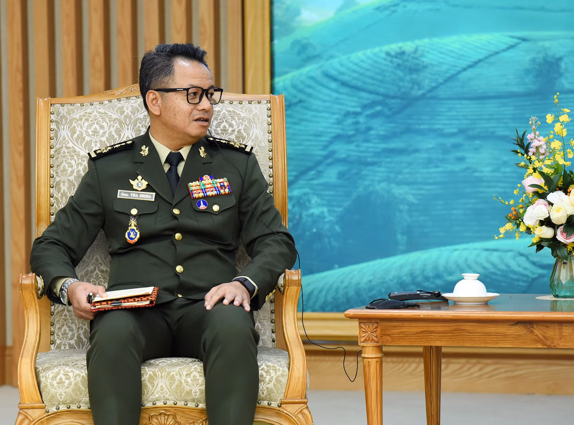 Đại tướng Tea Seiha, Phó Thủ tướng, Bộ trưởng Quốc phòng Vương quốc Campuchia phát biểu. Đại tướng Tea Seiha, Phó Thủ tướng, Bộ trưởng Quốc phòng Vương quốc Campuchia phát biểu.