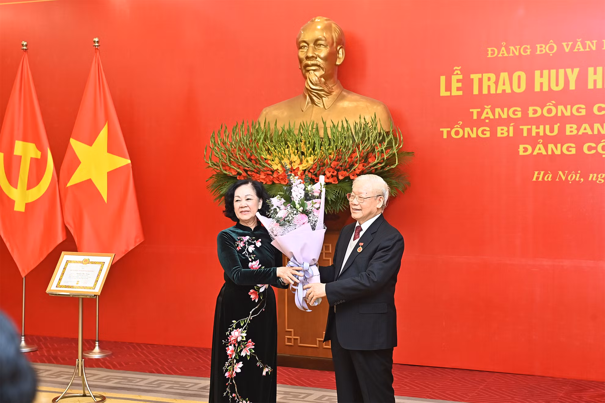 Các đồng chí lãnh đạo Đảng và Nhà nước chúc mừng Tổng Bí thư Nguyễn Phú Trọng. Các đồng chí lãnh đạo Đảng và Nhà nước chúc mừng Tổng Bí thư Nguyễn Phú Trọng.