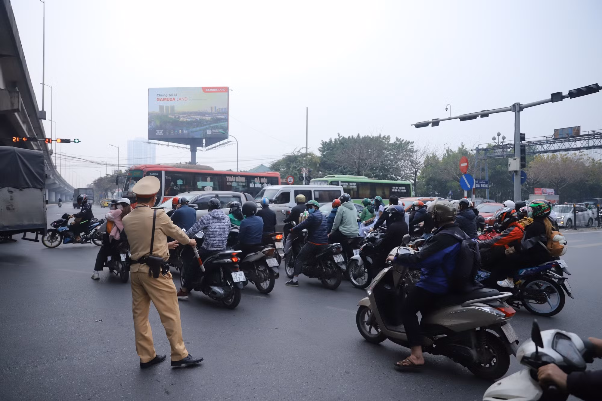 Cảnh sát giao thông đã có mặt từ đầu giờ chiều để phân làn, hướng dẫn dòng phương tiện di chuyển tại ngã tư Giải Phóng - Bến xe nước Ngầm.