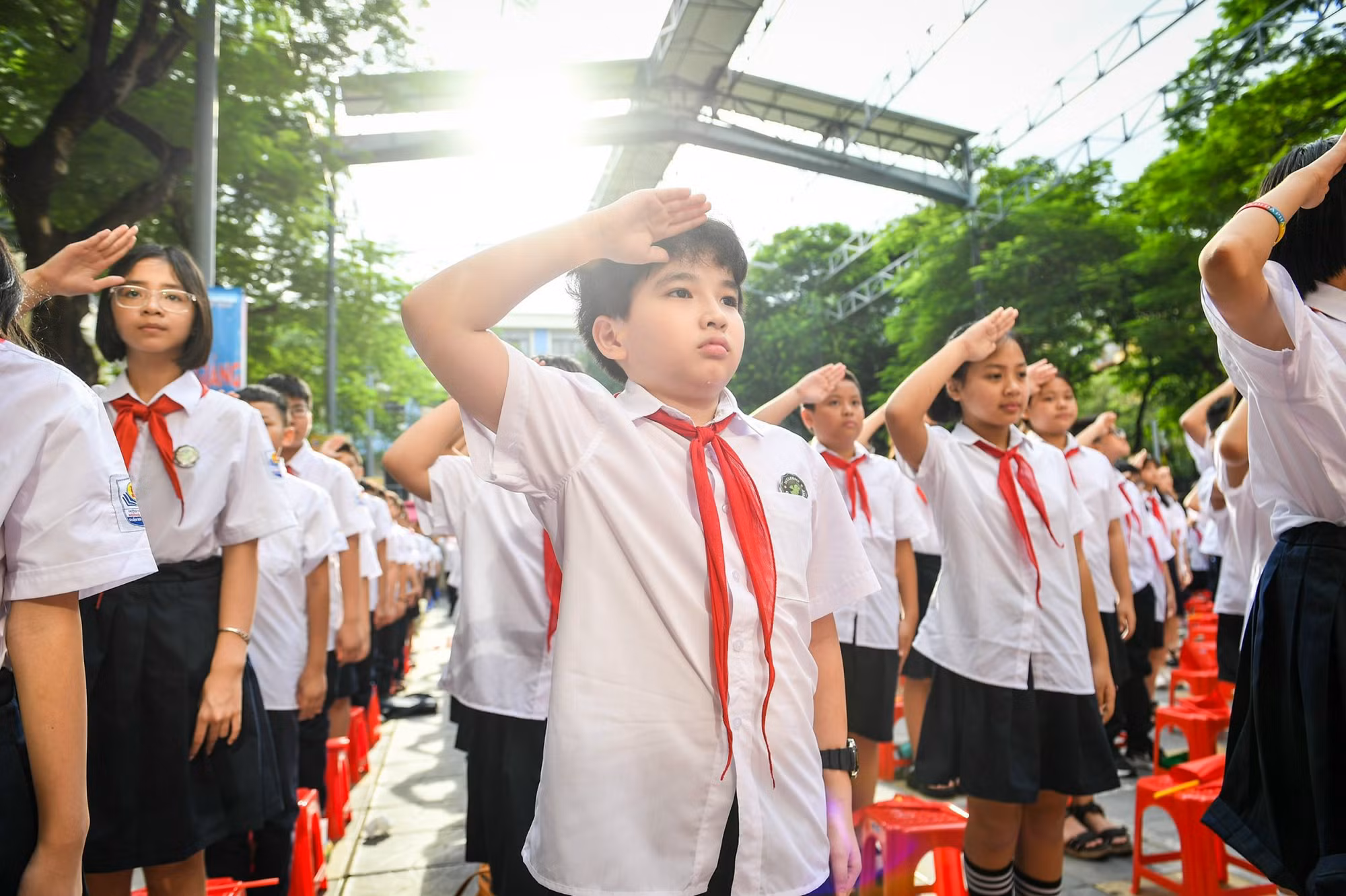 Lễ chào cờ đầu tiên bắt đầu cho năm học mới tại Trường THCS Hoàng Hoa Thám (Ảnh: Thành Đạt)