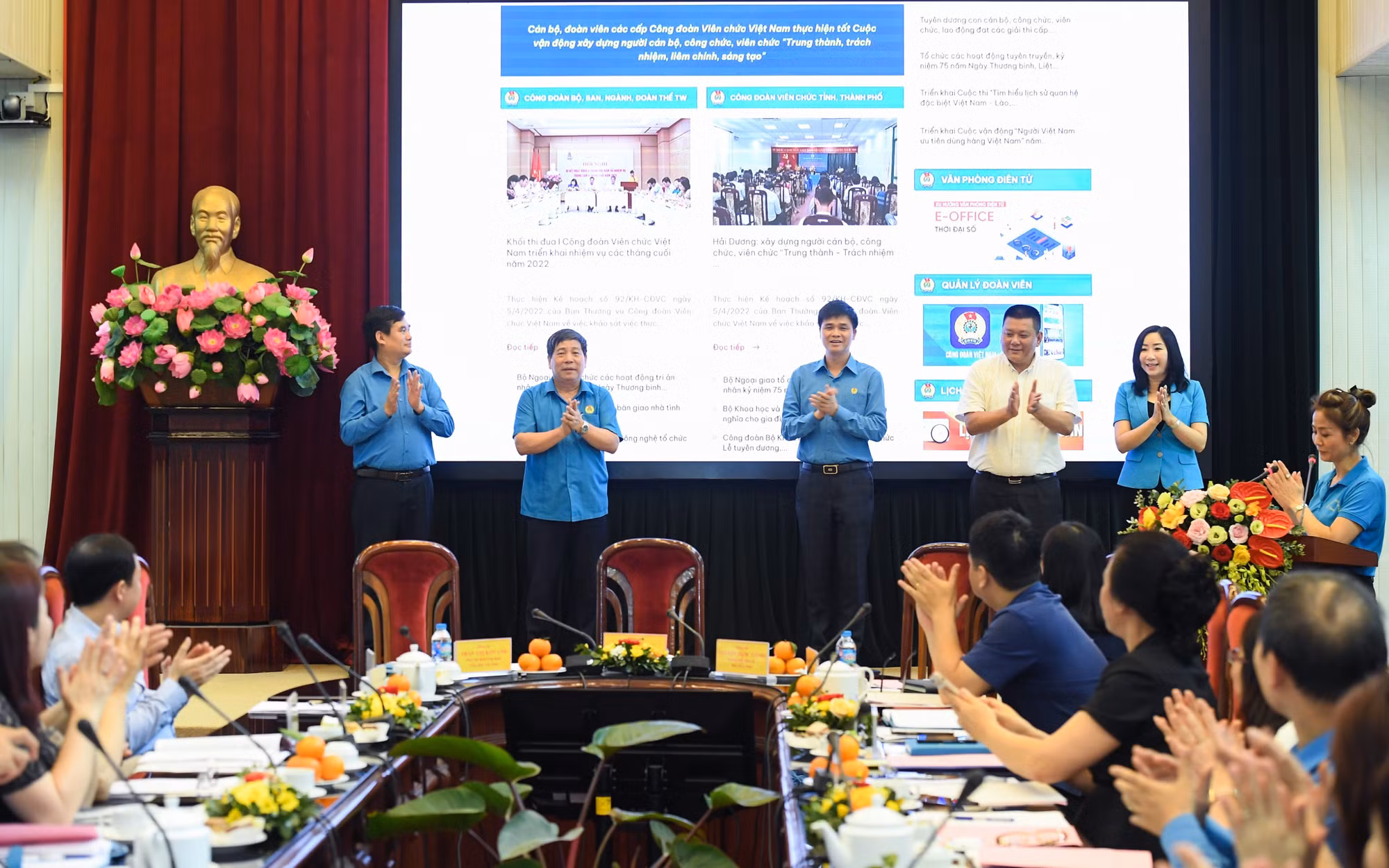 Các đại biểu chụp ảnh lưu niệm tại buổi tọa đàm.