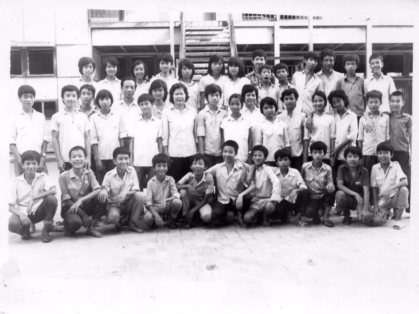 Bức ảnh tập thể lớp 8D1 năm 1987, trong đó có 7 nhân vật chính trong bức ảnh đang bị nhầm lẫn về mốc thời gian của nghệ sĩ nhiếp ảnh Quang Phùng. (Ảnh: Nhân vật cung cấp) Bức ảnh tập thể lớp 8D1 năm 1987, trong đó có 7 nhân vật chính trong bức ảnh đang bị nhầm lẫn về mốc thời gian của nghệ sĩ nhiếp ảnh Quang Phùng. (Ảnh: Nhân vật cung cấp)
