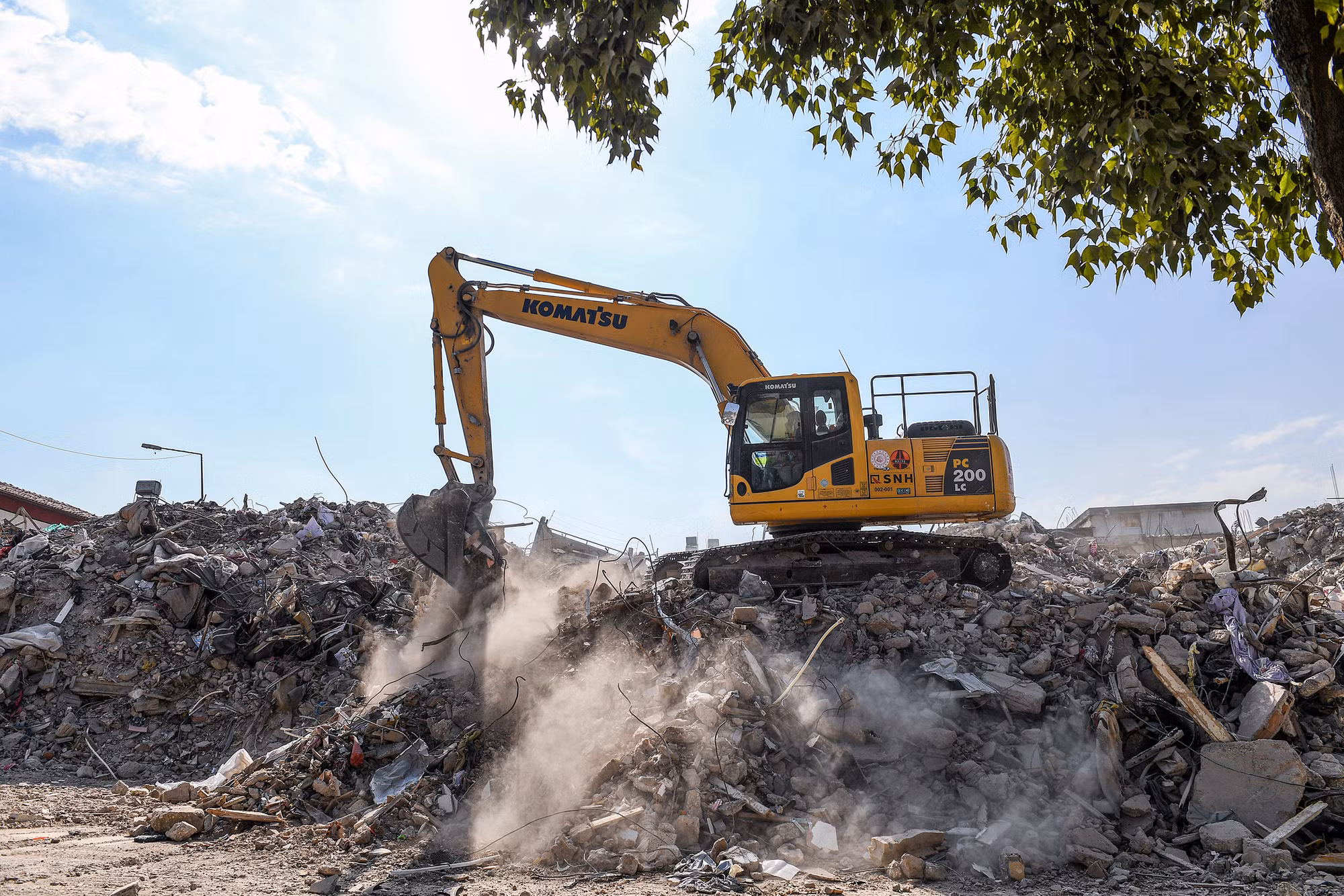 Máy xúc cỡ lớn đang dọn dẹp. Đây cũng là cảnh rất dễ bắt gặp tại Hatay những ngày tái thiết.
