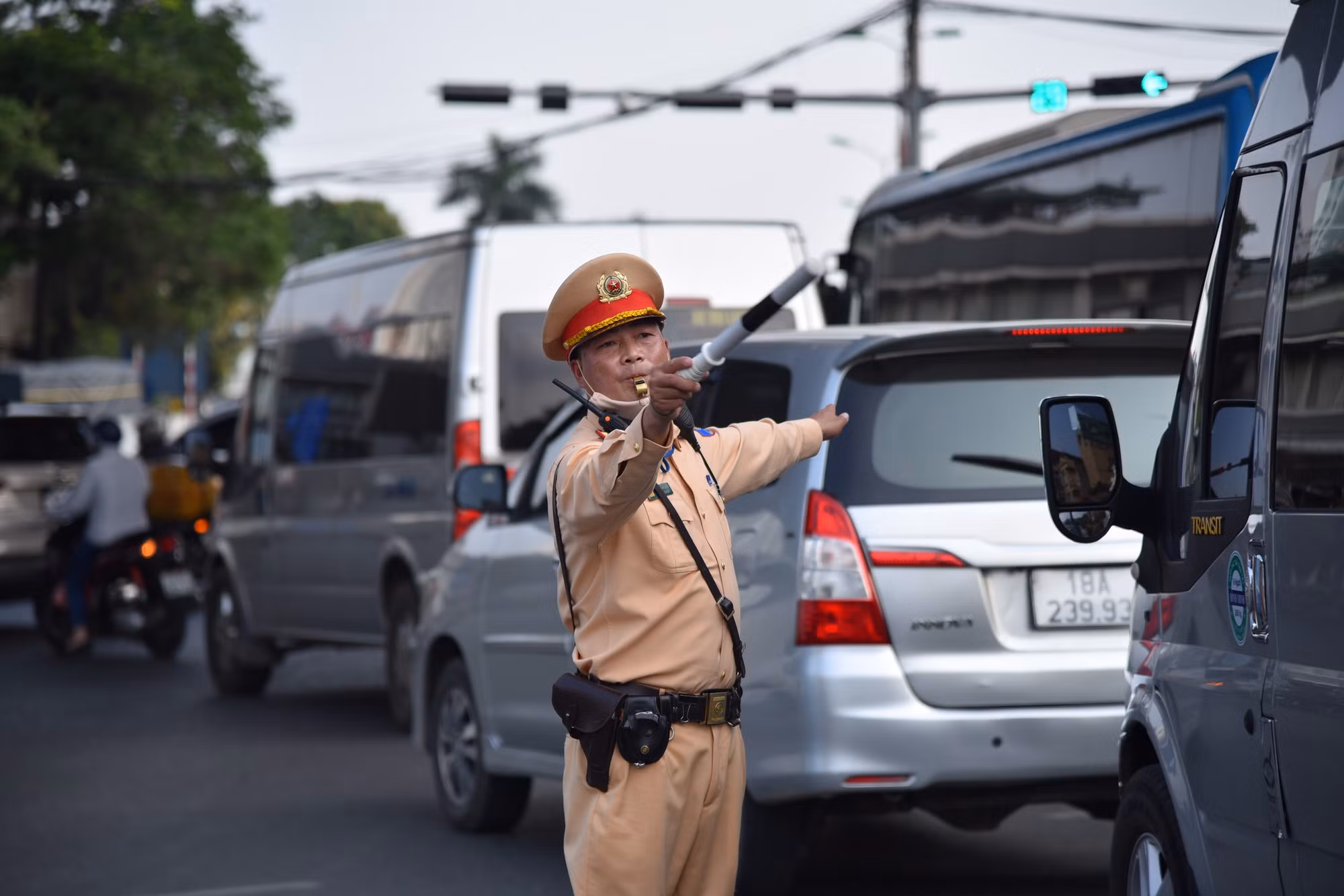 Cảnh sát giao thông điều tiết giao thông, chống ùn tắc. (Ảnh: Nhật Quang)