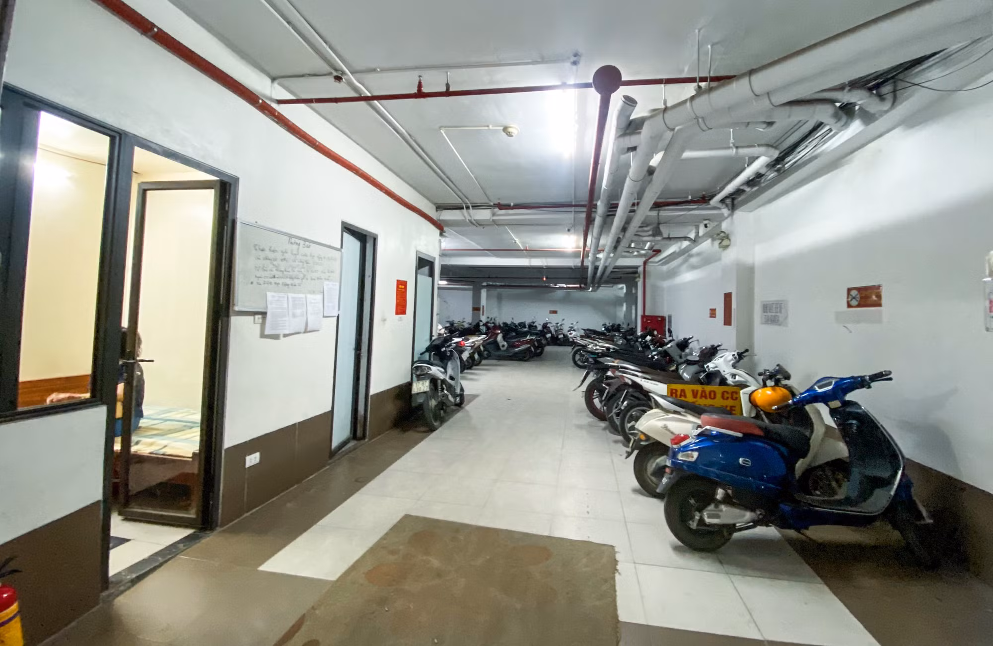Tầng 1 bố trí khu vực để xe máy, 1 phòng bảo vệ, 1 phòng căn hộ. Từ tầng lửng đến tầng tum chủ nhà bố trí ngăn chia thành các phòng căn hộ. Tại thời điểm kiểm tra tòa nhà đã phân chia bố trí thành 50 phòng căn hộ và đã được bán lại cho các hộ dân sinh sống trong tòa nhà (theo hợp đồng dân sự có công chứng). Tầng 1 bố trí khu vực để xe máy, 1 phòng bảo vệ, 1 phòng căn hộ. Từ tầng lửng đến tầng tum chủ nhà bố trí ngăn chia thành các phòng căn hộ. Tại thời điểm kiểm tra tòa nhà đã phân chia bố trí thành 50 phòng căn hộ và đã được bán lại cho các hộ dân sinh sống trong tòa nhà (theo hợp đồng dân sự có công chứng).