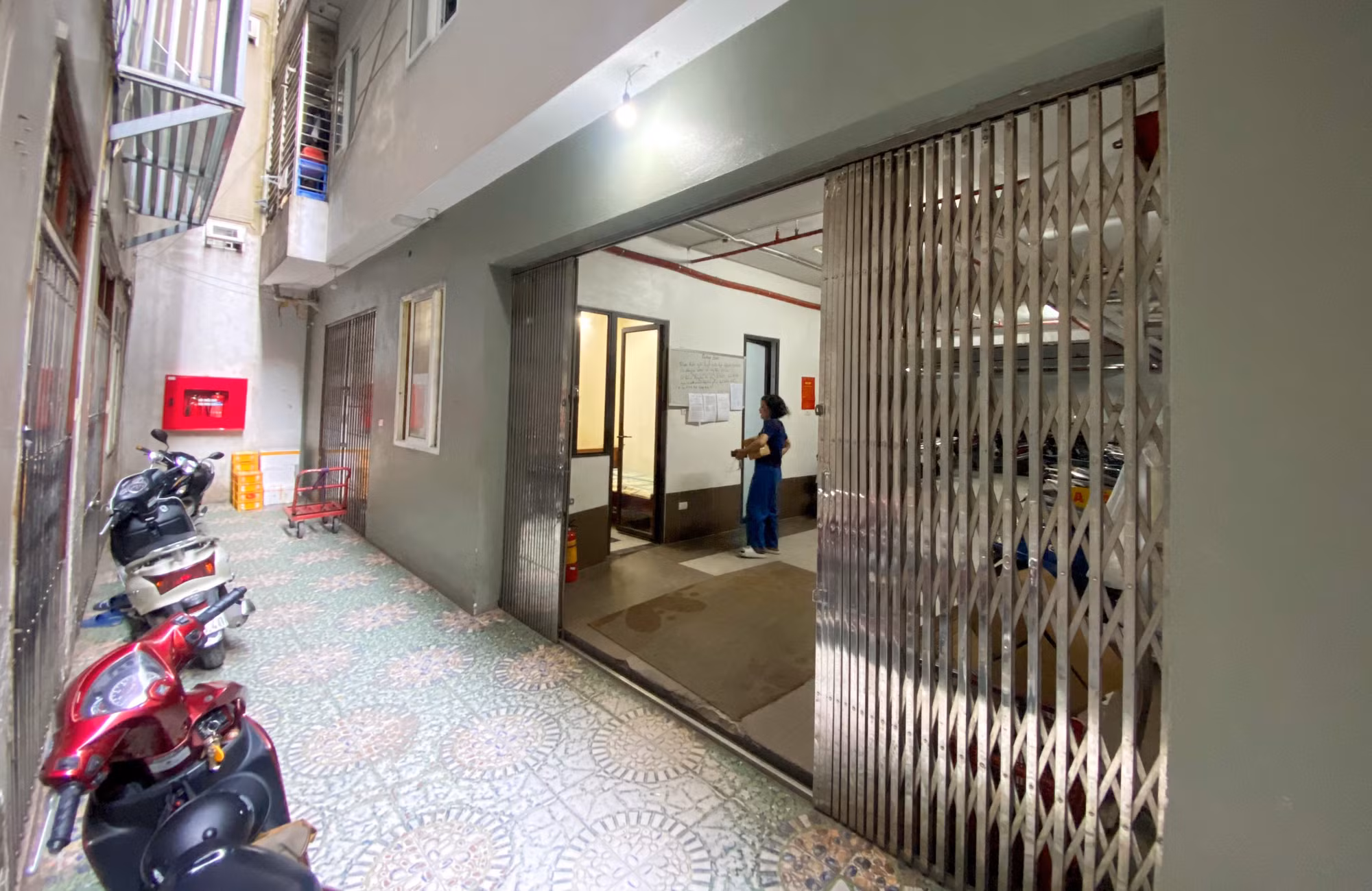 Thang bộ trong nhà là thang hở, không thiết kế cửa chống cháy tại các tầng, không bảo đảm ngăn cháy lan theo phương dọc của tòa nhà. Thang bộ trong nhà là thang hở, không thiết kế cửa chống cháy tại các tầng, không bảo đảm ngăn cháy lan theo phương dọc của tòa nhà.