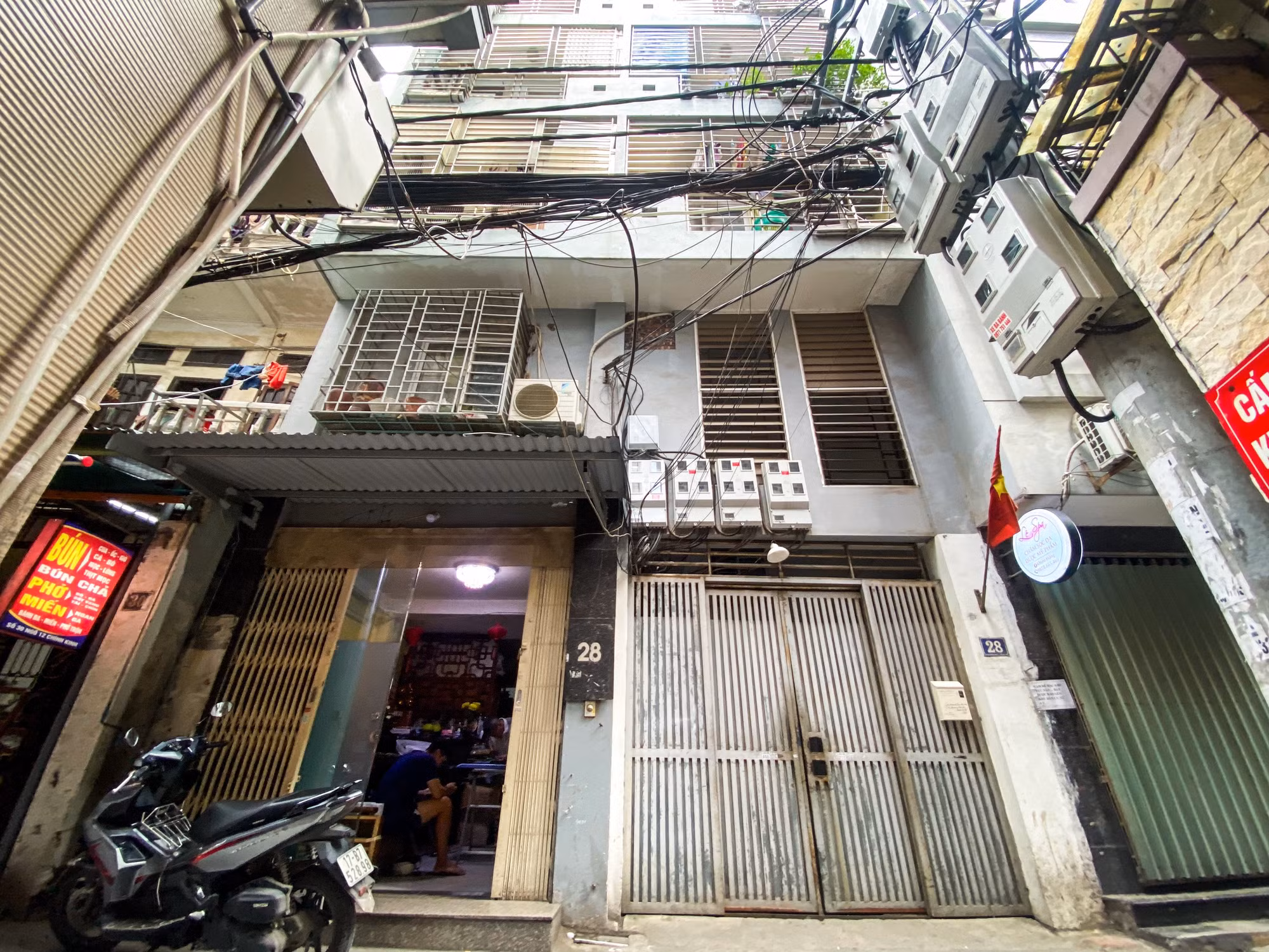 Tại phường Nhân Chính, quận Thanh Xuân, bị can Nghiêm Quang Minh cũng xây dựng căn chung cư mini tại địa chỉ số 28, ngõ 12 phố Chính Kinh. Tòa nhà có chiều cao 8 tầng trên thực tế. Tại phường Nhân Chính, quận Thanh Xuân, bị can Nghiêm Quang Minh cũng xây dựng căn chung cư mini tại địa chỉ số 28, ngõ 12 phố Chính Kinh. Tòa nhà có chiều cao 8 tầng trên thực tế.