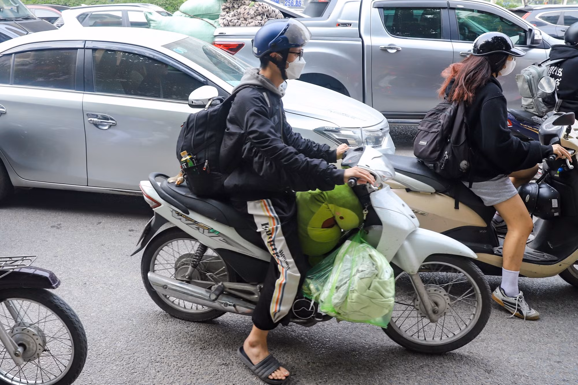 Không ít người lựa chọn di chuyển về quê bằng xe máy cá nhân.