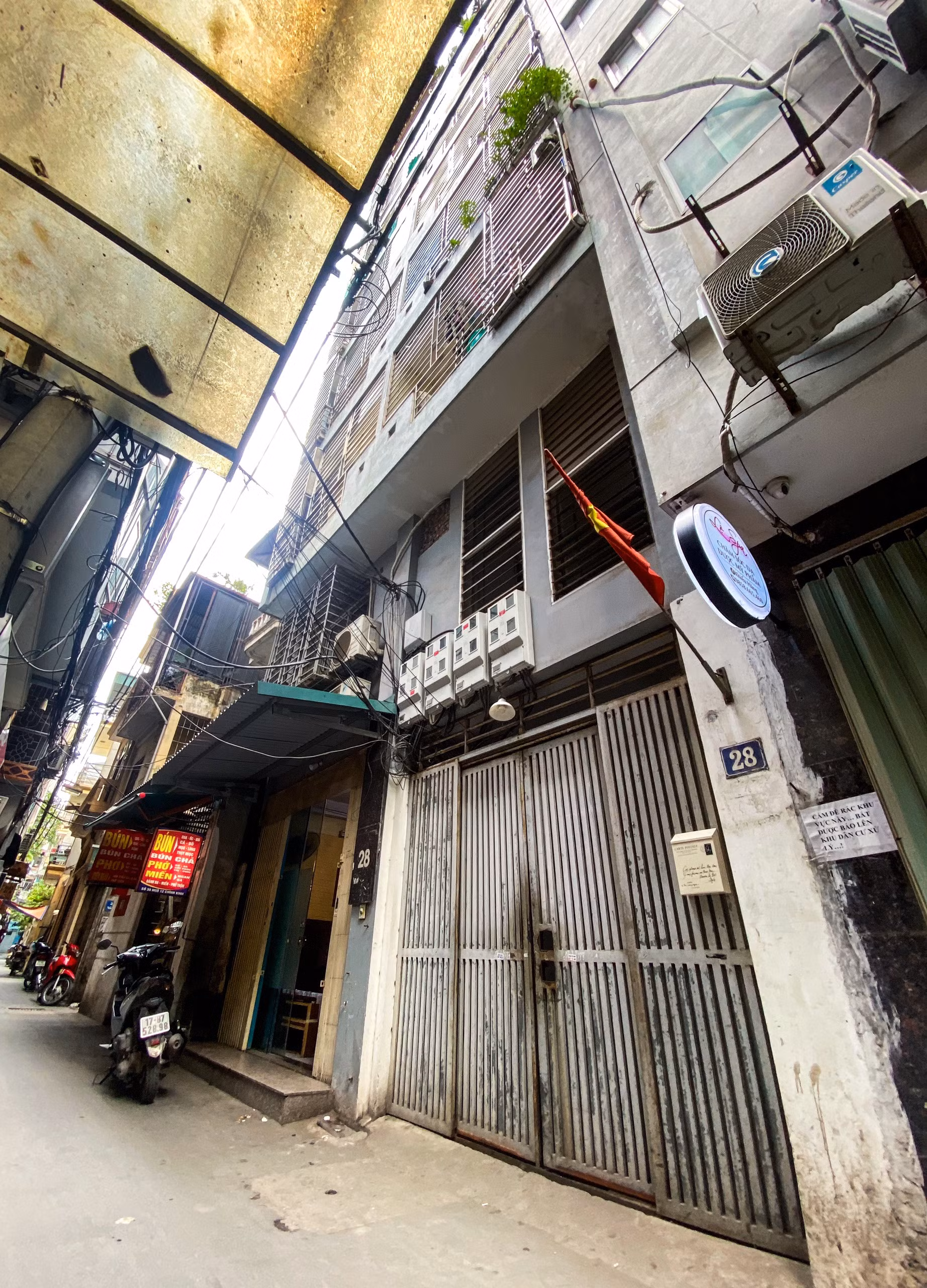 Chung cư này nằm sâu trong ngõ nhỏ và chỉ có duy nhất 1 lối thoát nạn là cửa tầng 1, nơi được tận dụng làm chỗ để xe của 15 hộ dân. Chung cư này nằm sâu trong ngõ nhỏ và chỉ có duy nhất 1 lối thoát nạn là cửa tầng 1, nơi được tận dụng làm chỗ để xe của 15 hộ dân.