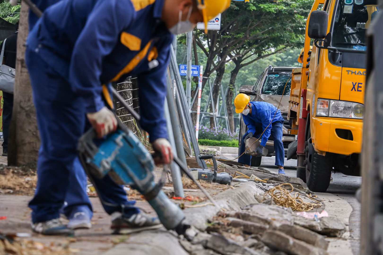 Mỗi mét bê-tông được đục bỏ sẽ góp phần giúp dòng chảy lưu thông tốt hơn.