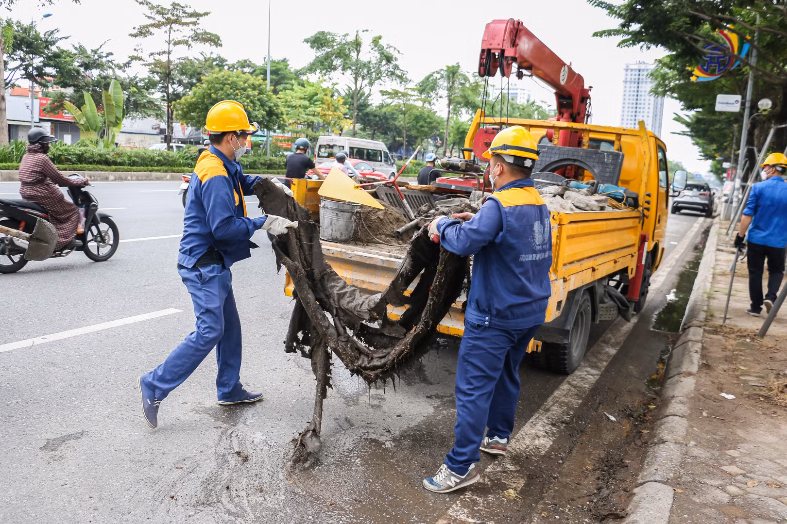 Ngoài việc tham gia nạo vét kênh, mương, cống, các đoàn viên thanh niên Thoát nước Hà Nội còn tích cực tham gia vào các hoạt động khác như phá các bục, bệ bê-tông ngăn dòng thoát nước lưu thông.