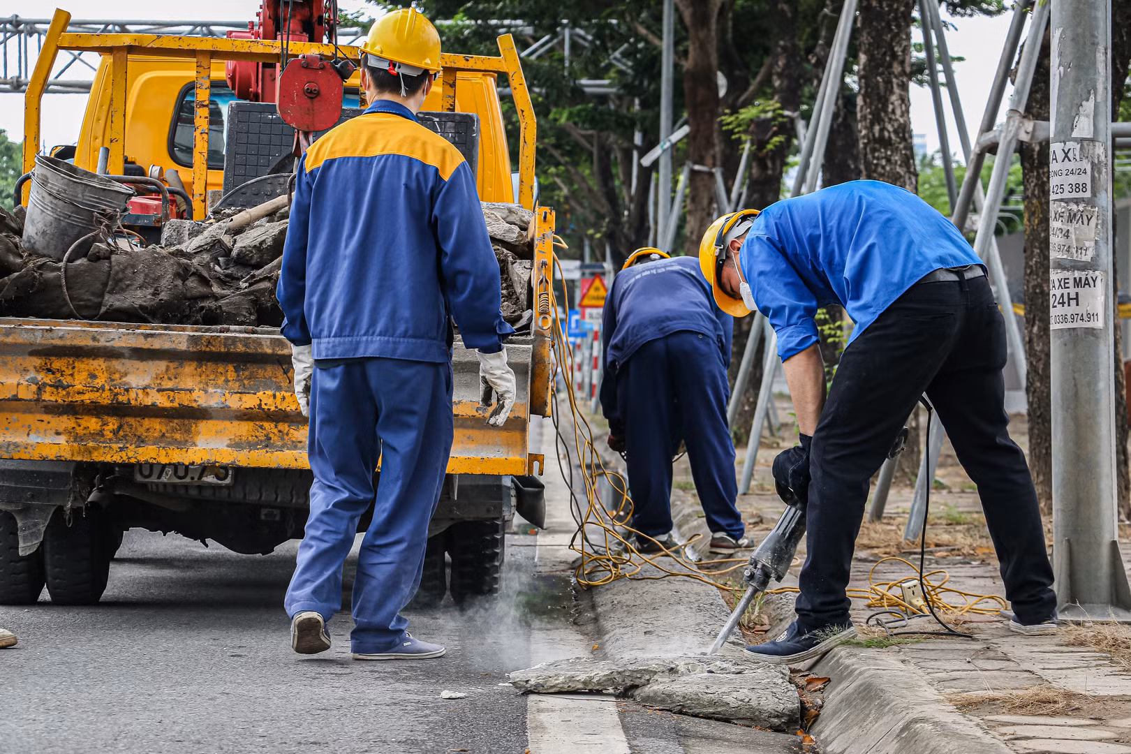 Đây chính là những "vật cản" khiến việc tiêu thoát nước trở nên chậm hơn, từ đó gây nguy cơ úng ngập cho thành phố.
