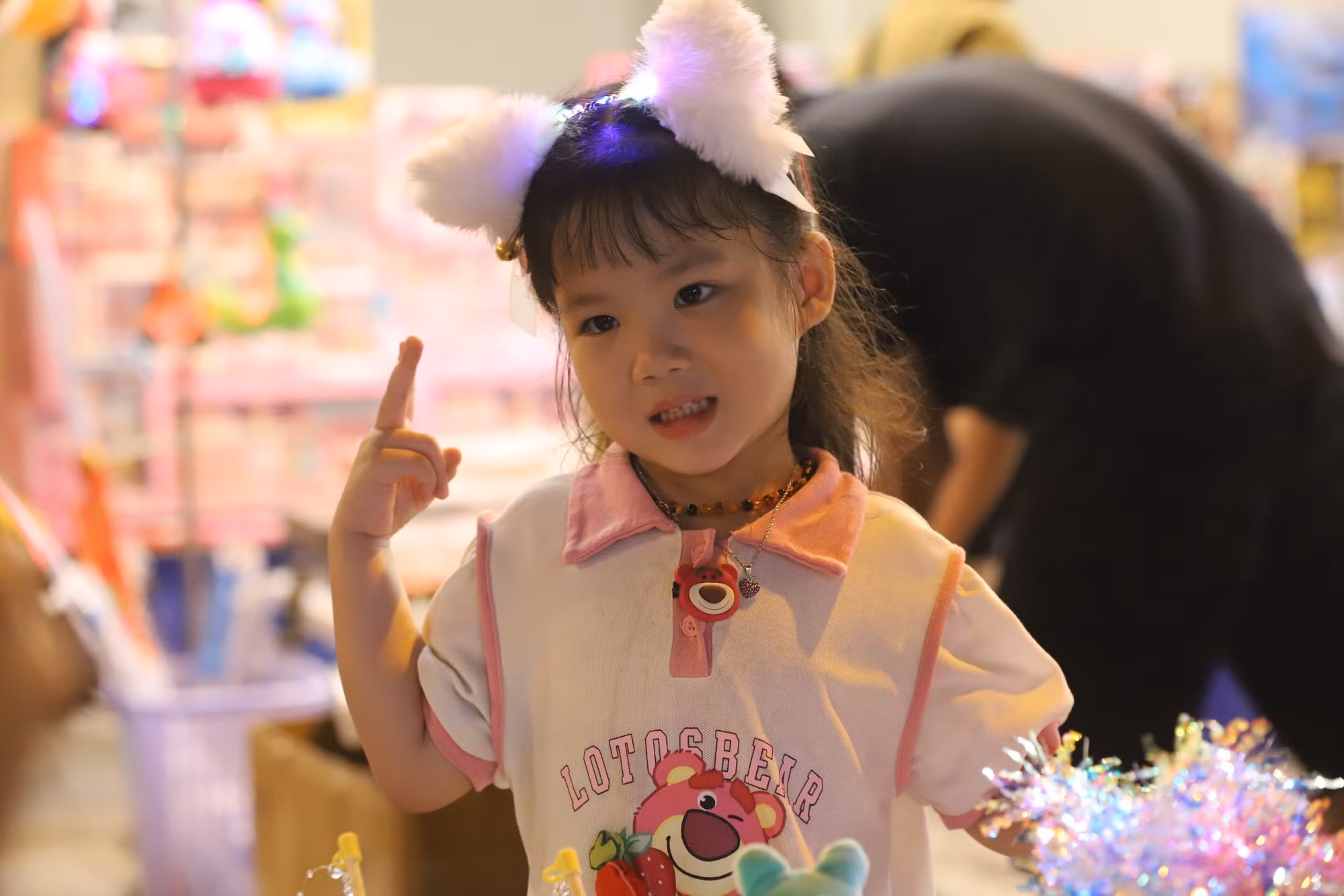 Trung thu là Tết thiếu nhi. Các bạn nhỏ được gia đình cho lên phố Hàng Mã tỏ ra vô cùng thích thú.