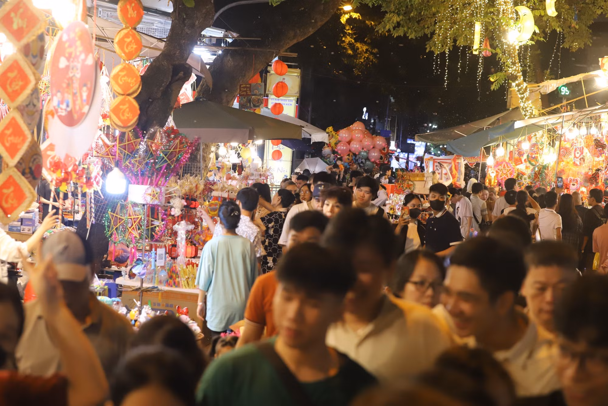 Con phố đông nghẹt người qua lại.