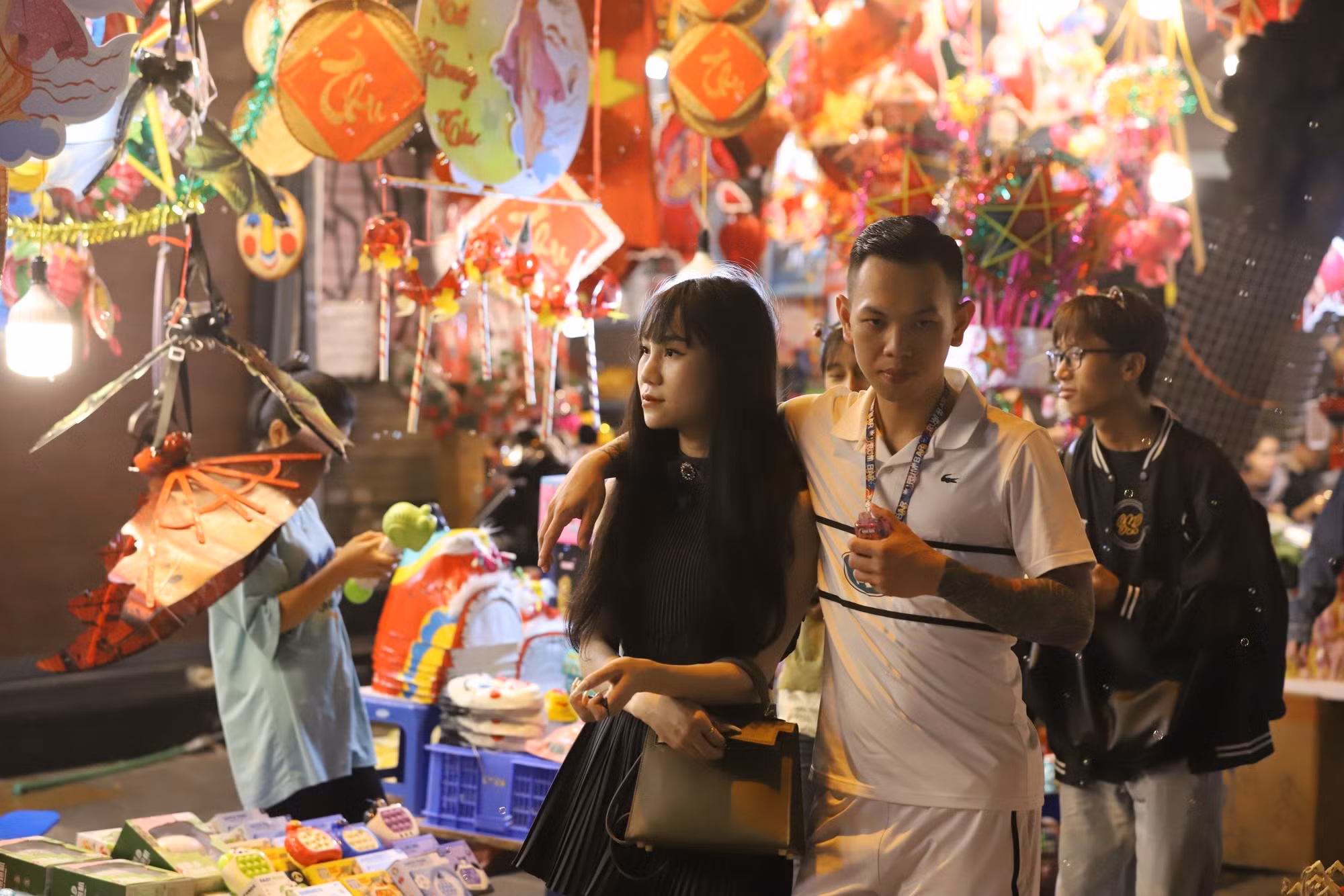 Nhiều bạn trẻ tranh thủ dạo phố trong tiết trời mát dịu.