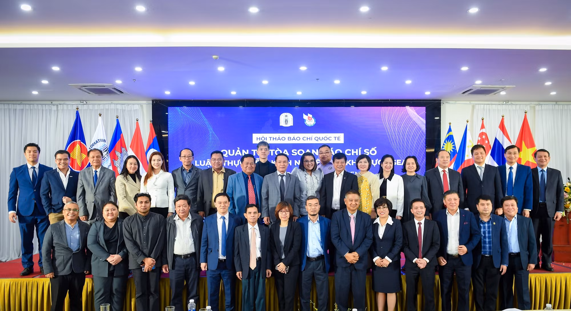 Các đại biểu chụp ảnh lưu niệm tại sự kiện.