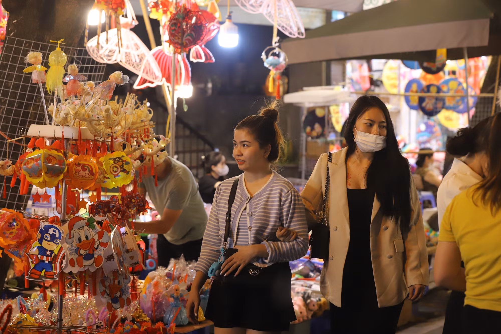 Tranh thủ thời tiết mát mẻ, các bạn trẻ cùng dạo phố, thưởng thức Tết Trung thu Hà Nội.
