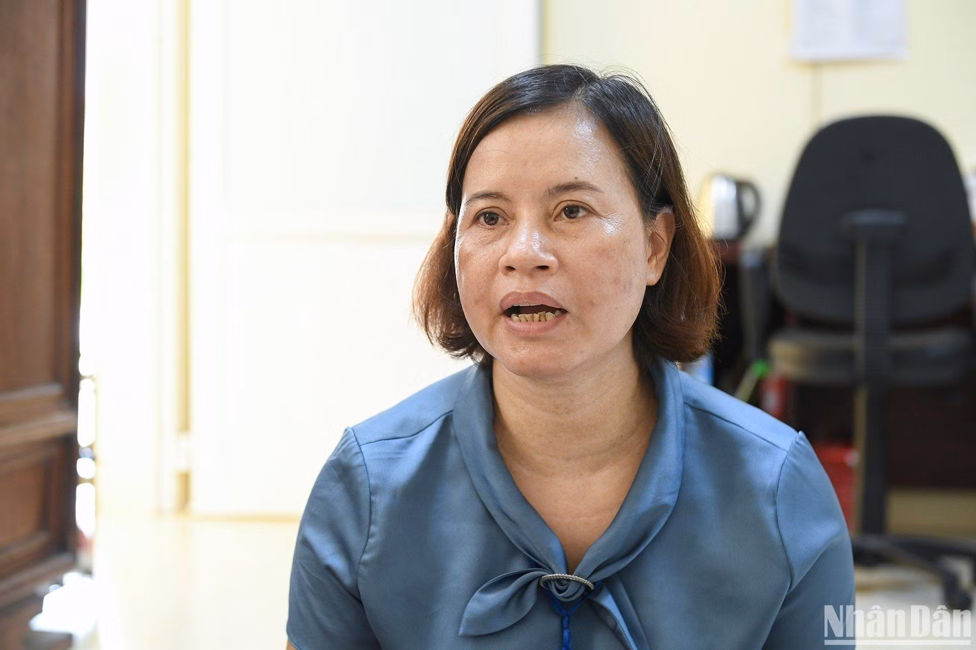 Chị Vũ Thị Mai Hoa đã có 16 năm làm việc tại Trung tâm Bảo trợ xã hội số 1. Với chị, các bé đã trở thành những người thân yêu, gắn bó. "Chúng tôi đều rất thương các con, coi các con như thành viên trong gia đình mình", chị Hoa tâm sự. Chị Vũ Thị Mai Hoa đã có 16 năm làm việc tại Trung tâm Bảo trợ xã hội số 1. Với chị, các bé đã trở thành những người thân yêu, gắn bó. "Chúng tôi đều rất thương các con, coi các con như thành viên trong gia đình mình", chị Hoa tâm sự.