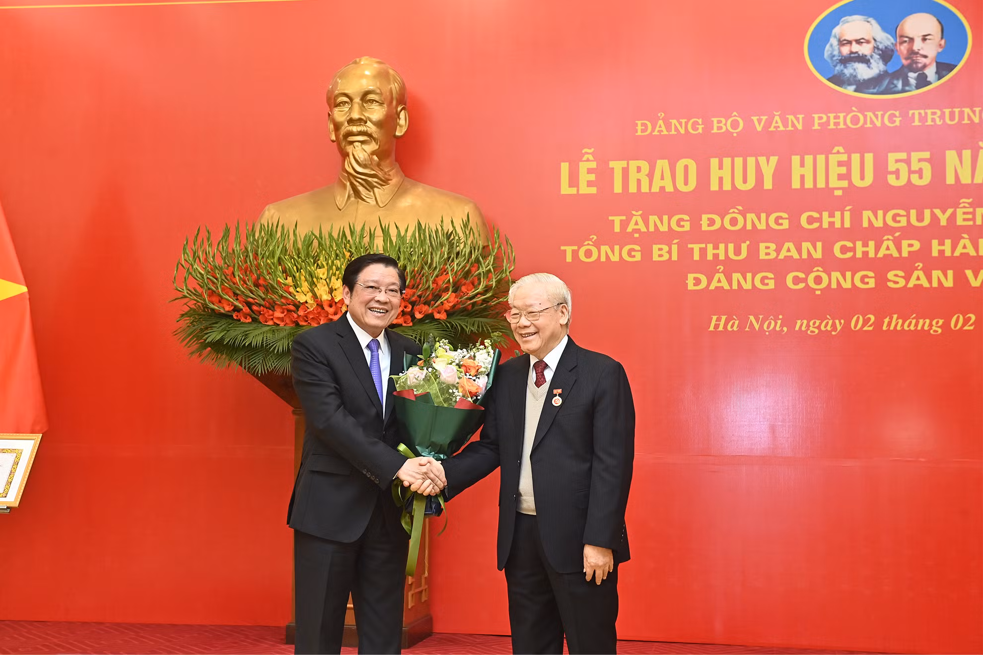 Các đồng chí lãnh đạo Đảng và Nhà nước chúc mừng Tổng Bí thư Nguyễn Phú Trọng. Các đồng chí lãnh đạo Đảng và Nhà nước chúc mừng Tổng Bí thư Nguyễn Phú Trọng.