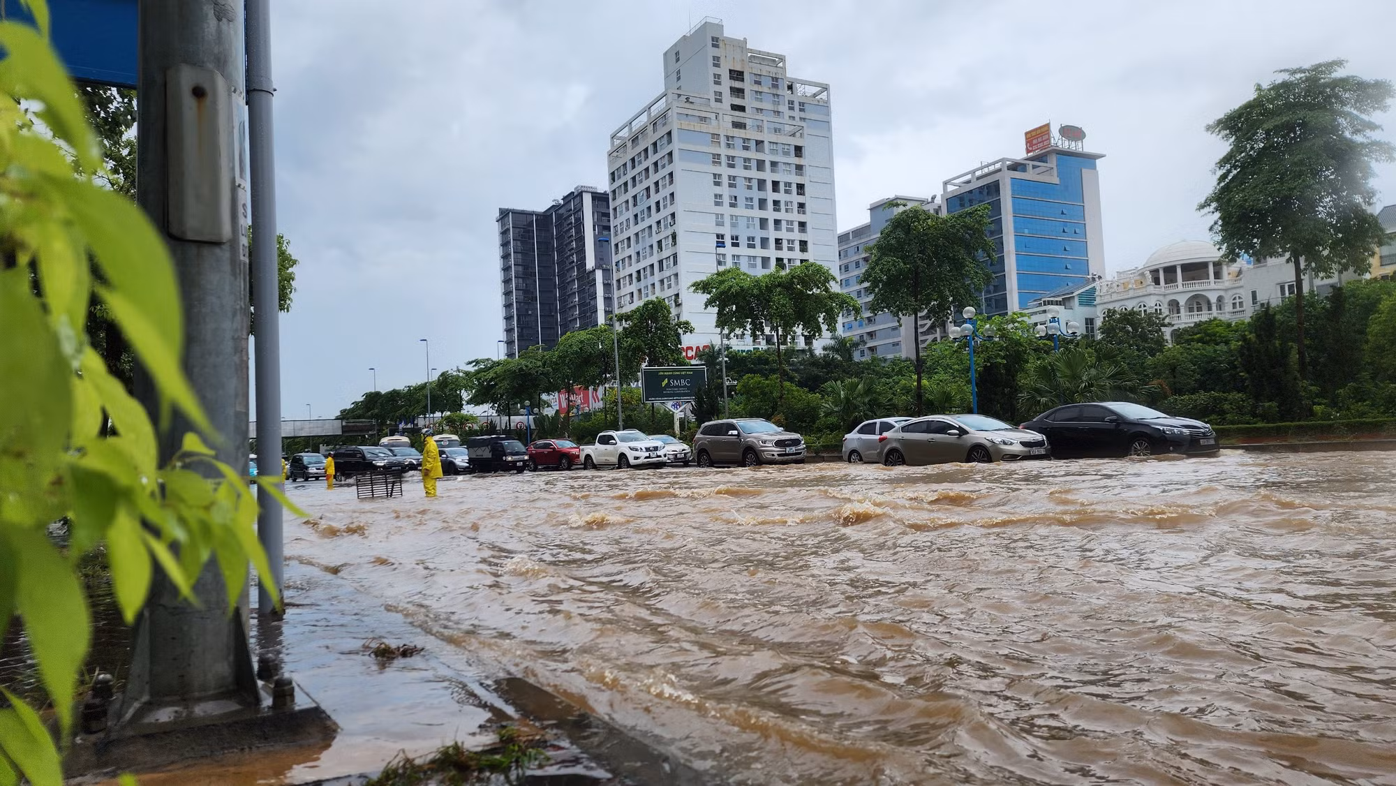 Nước ngập cao khiến các phương tiện lưu thông hết sức khó khăn.