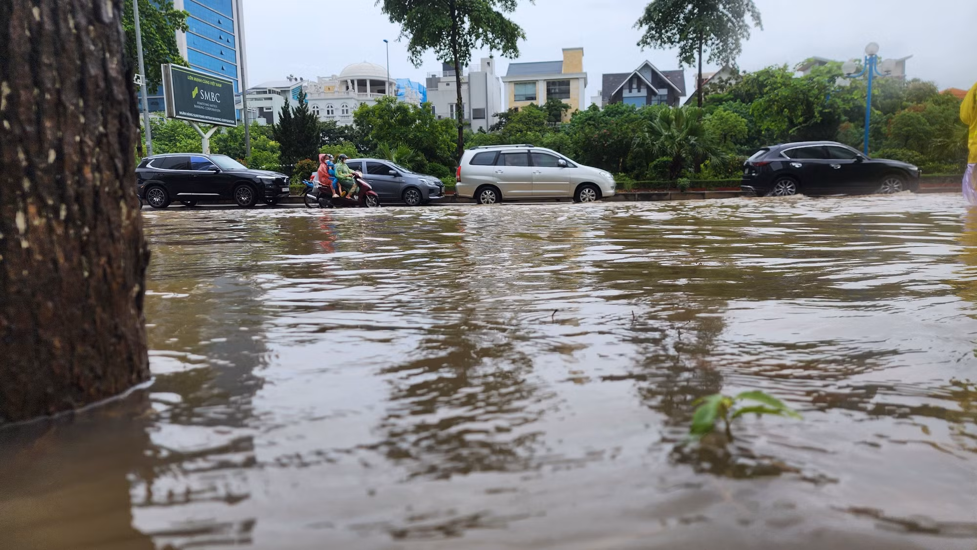 Tại khu vực nội đô, quận Tây Hồ ghi nhận lượng mưa lớn thứ 2 với mức 95mm. Mưa lớn kéo dài đã khiến cho đường Võ Chí Công, khu vực dẫn từ cầu Nhật Tân xuống rơi vào ngập úng cục bộ.