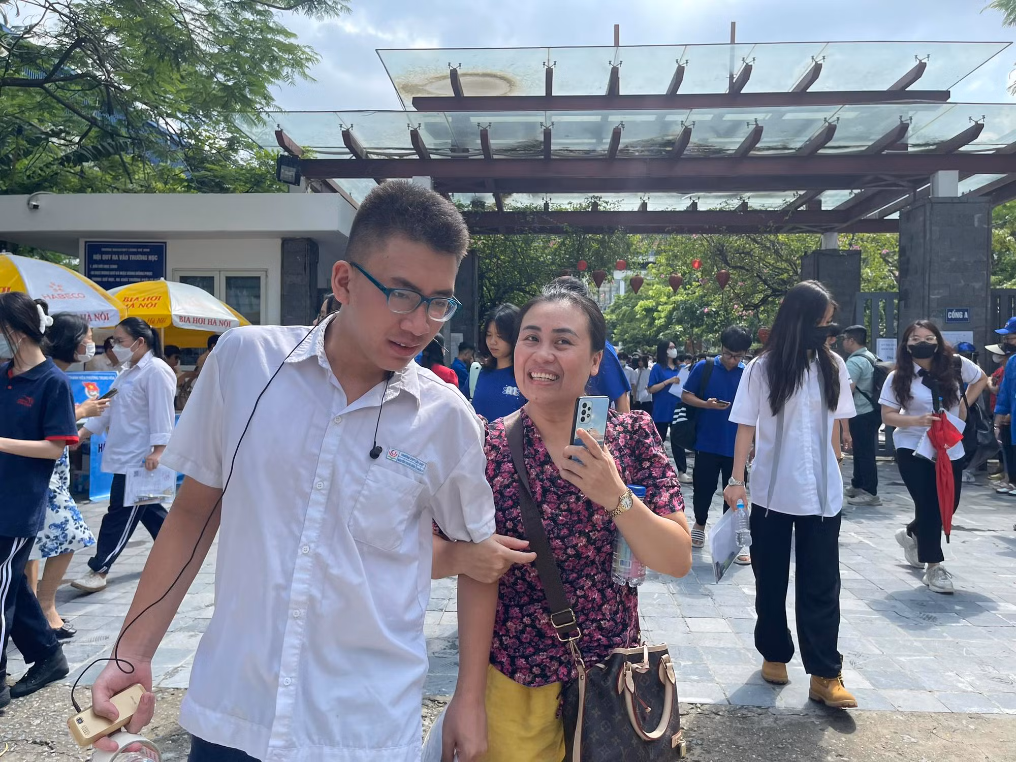 Cả phụ huynh và thí sinh đều vui mừng sau khi môn thi đầu tiên kết thúc. (Ảnh: Sơn Bách) Cả phụ huynh và thí sinh đều vui mừng sau khi môn thi đầu tiên kết thúc. (Ảnh: Sơn Bách)