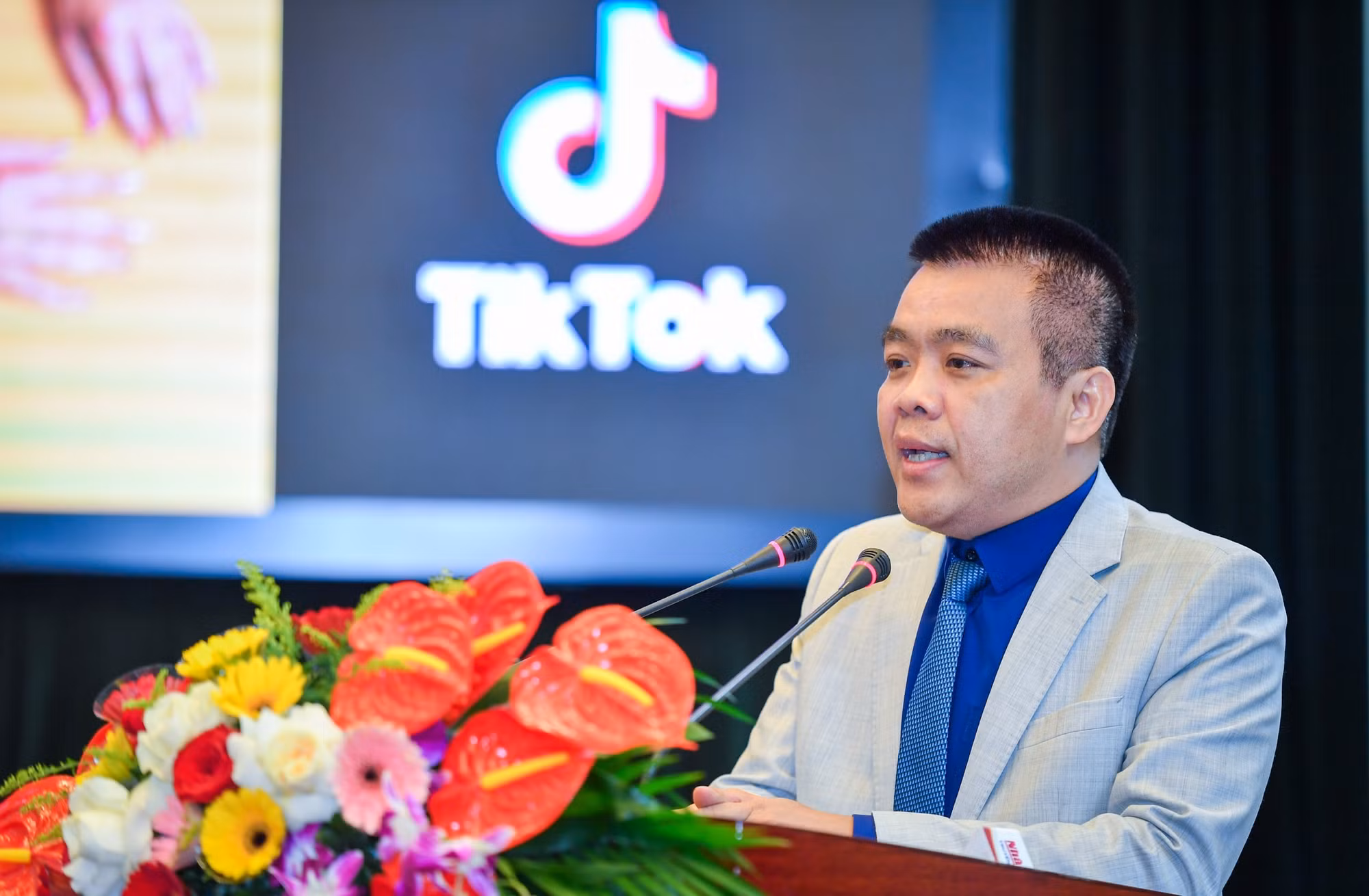 Đại diện TikTok Việt Nam trình bày về các giải pháp hỗ trợ chủ thể OCOP để có thể mở rộng kênh phân phối và tiêu thụ. Đại diện TikTok Việt Nam trình bày về các giải pháp hỗ trợ chủ thể OCOP để có thể mở rộng kênh phân phối và tiêu thụ.