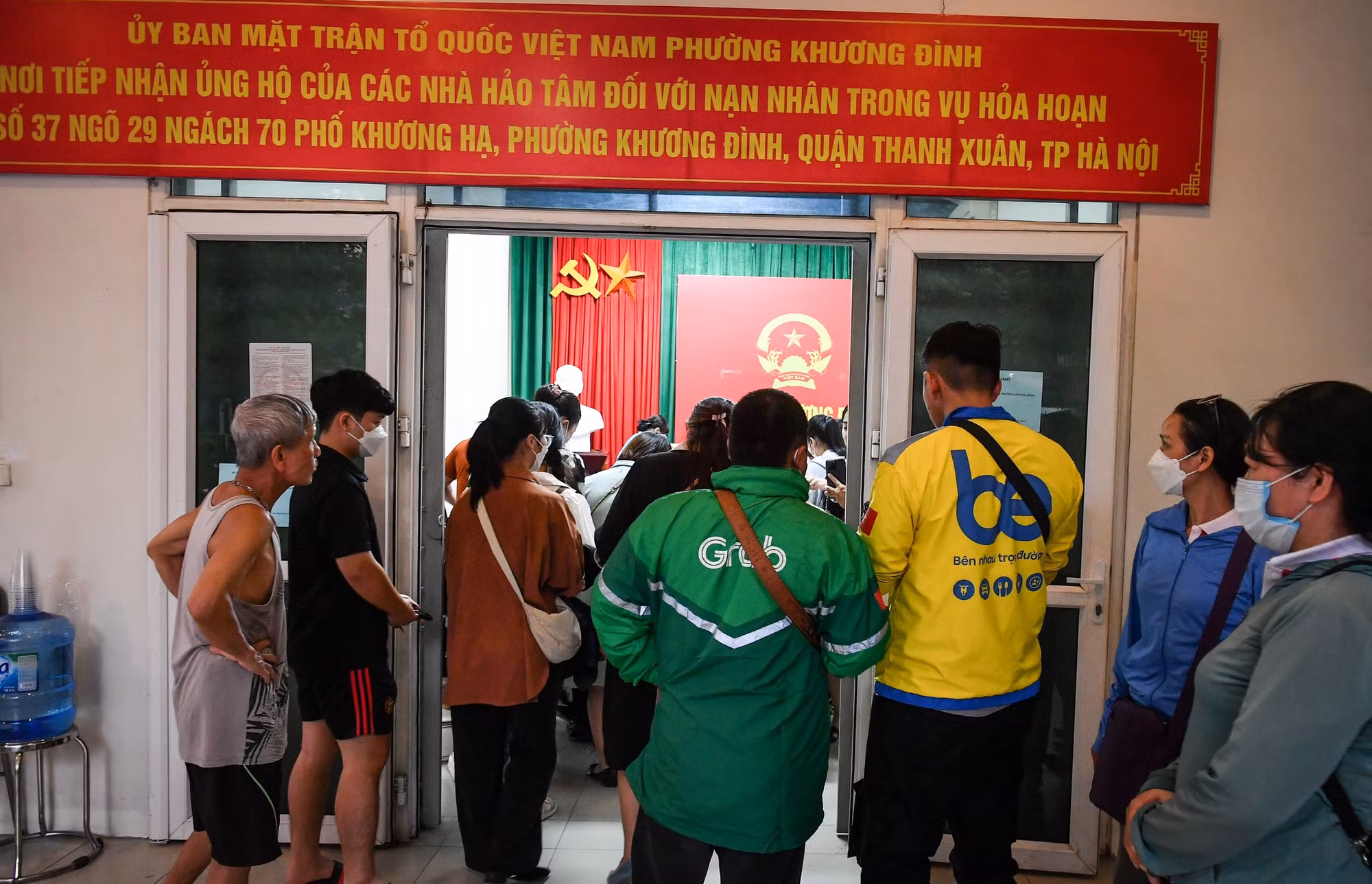 Điểm tiếp nhận tại Ủy ban nhân dân phường Khương Đình chật cứng người đợi tới lượt ủng hộ.