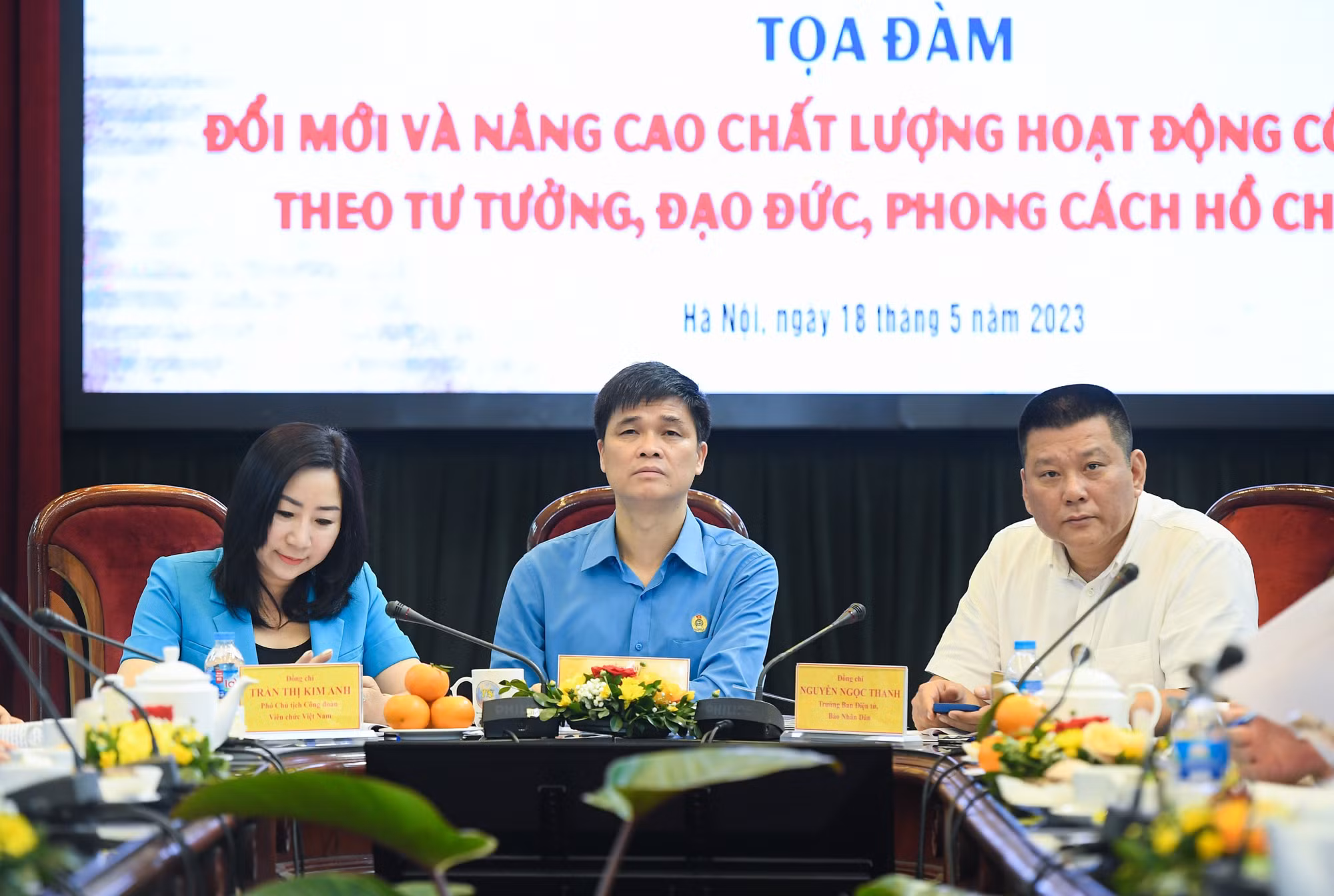 Các đồng chí Ngọ Duy Hiểu, Chủ tịch Tổng Liên đoàn Lao động Việt Nam, Chủ tịch Công đoàn Việt Nam (ở giữa); Trần Thị Kim Anh, Phó Chủ tịch Công đoàn Viên chức Việt Nam; Nguyễn Ngọc Thanh, Vụ trưởng, Trưởng Ban Nhân Dân điện tử, Báo Nhân Dân chủ trì, điều hành tọa đàm.