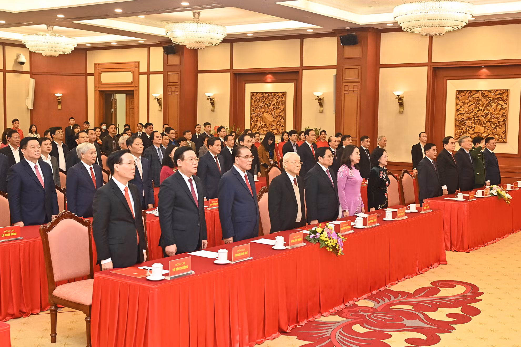 Tổng Bí thư Nguyễn Phú Trọng và các đồng chí lãnh đạo Đảng, Nhà nước và các đại biểu thực hiện nghi lễ chào cờ. Tổng Bí thư Nguyễn Phú Trọng và các đồng chí lãnh đạo Đảng, Nhà nước và các đại biểu thực hiện nghi lễ chào cờ.