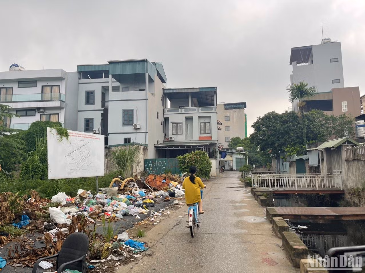 Không chỉ dưới mương nước, rác thải sinh hoạt được tập kết đầy chung quanh đường liên thôn.