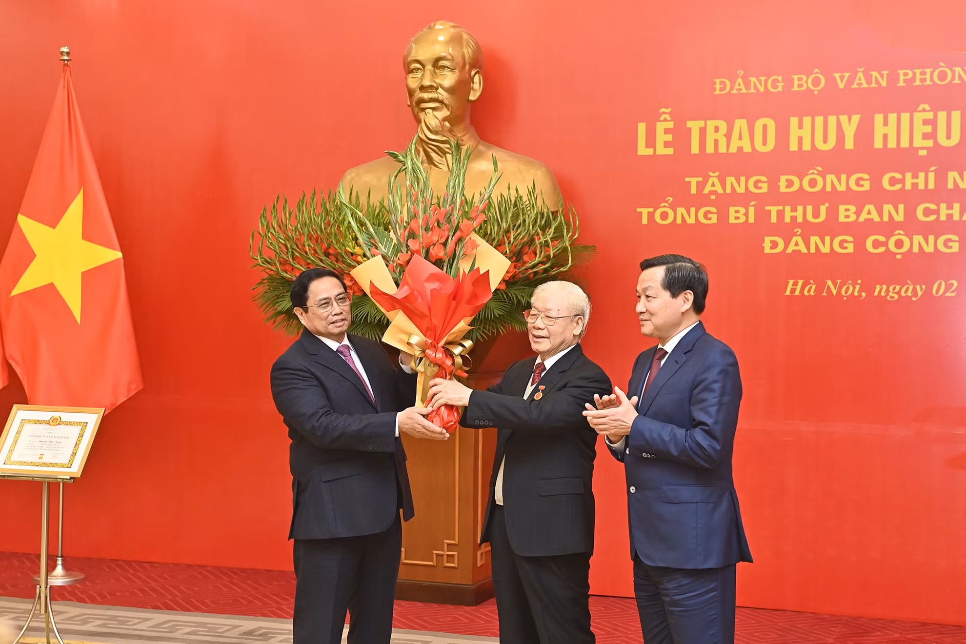 Thủ tướng Phạm Minh Chính và Phó Thủ tướng Lê Minh Khái tặng hoa chúc mừng Tổng Bí thư Nguyễn Phú Trọng. Thủ tướng Phạm Minh Chính và Phó Thủ tướng Lê Minh Khái tặng hoa chúc mừng Tổng Bí thư Nguyễn Phú Trọng.