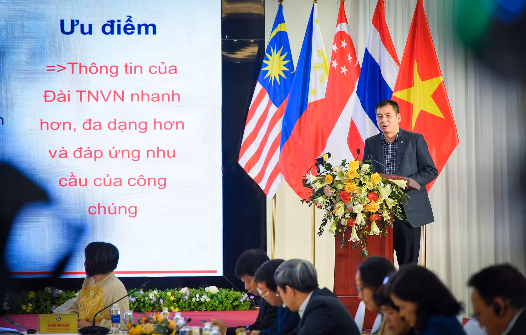 TS Đồng Mạnh Hùng, Trưởng Ban thư ký biên tập Đài tiếng nói Việt Nam trình bày tham luận tại hội thảo. TS Đồng Mạnh Hùng, Trưởng Ban thư ký biên tập Đài tiếng nói Việt Nam trình bày tham luận tại hội thảo.