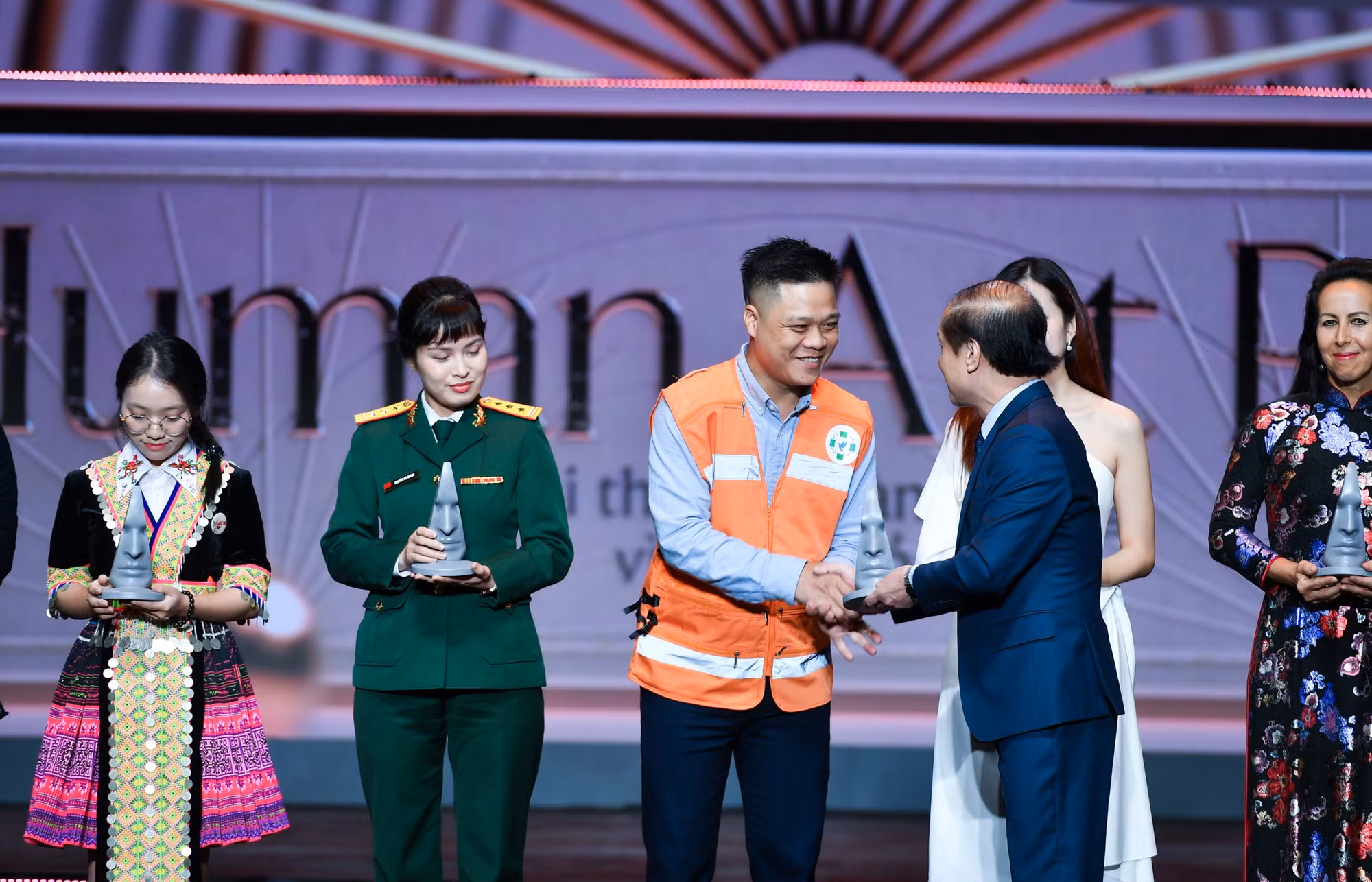 Anh Phạm Quốc Việt, đại diện dự án FAS Angel nhận giải thưởng. FAS Angel là những người trong màu áo cam không quản gió rét, mưa dầm túc trực tại các con phố, sẵn sàng lao đi cứu người bất cứ khi nào có cuộc gọi.