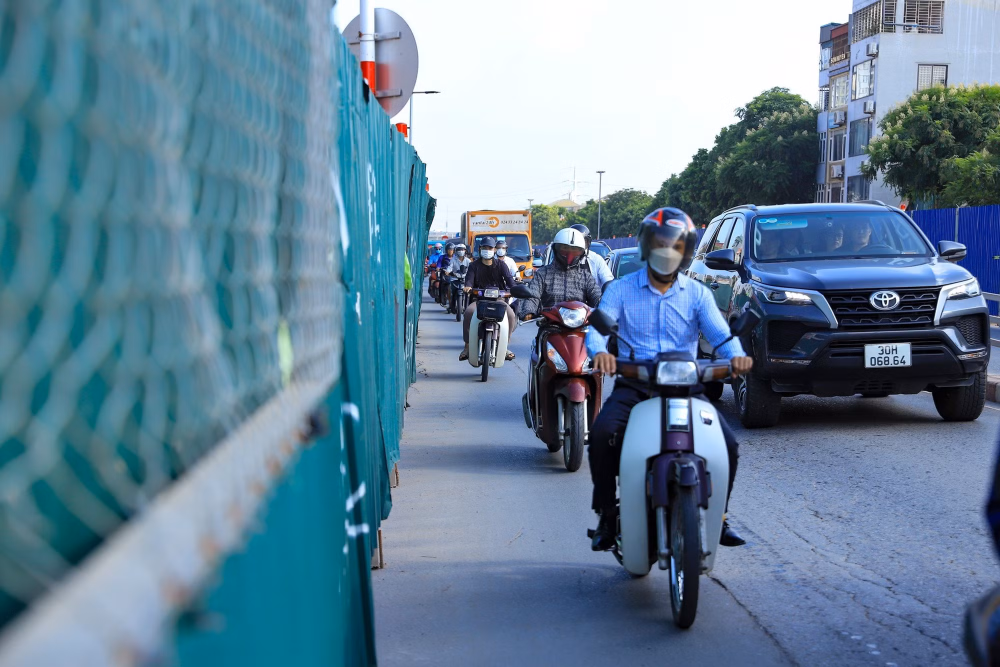Do phần diện tích mặt đường bị thu hẹp, nên việc lưu thông của người dân qua khu vực này vô cùng khó khăn, đặc biệt trong các khung giờ cao điểm.