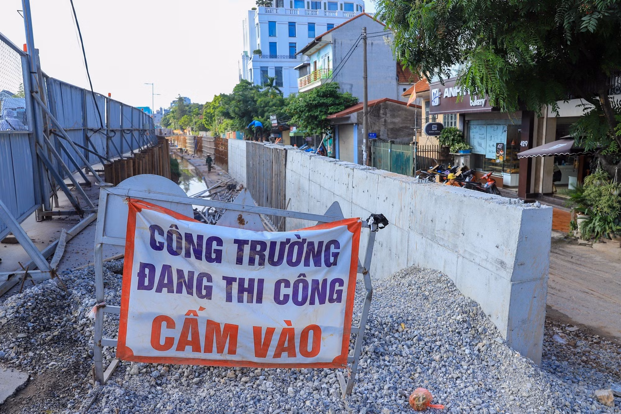 Theo ghi nhận, vào đầu giờ sáng, tại khu vực này, bên trong công trường chỉ có một số ít công nhân làm việc.