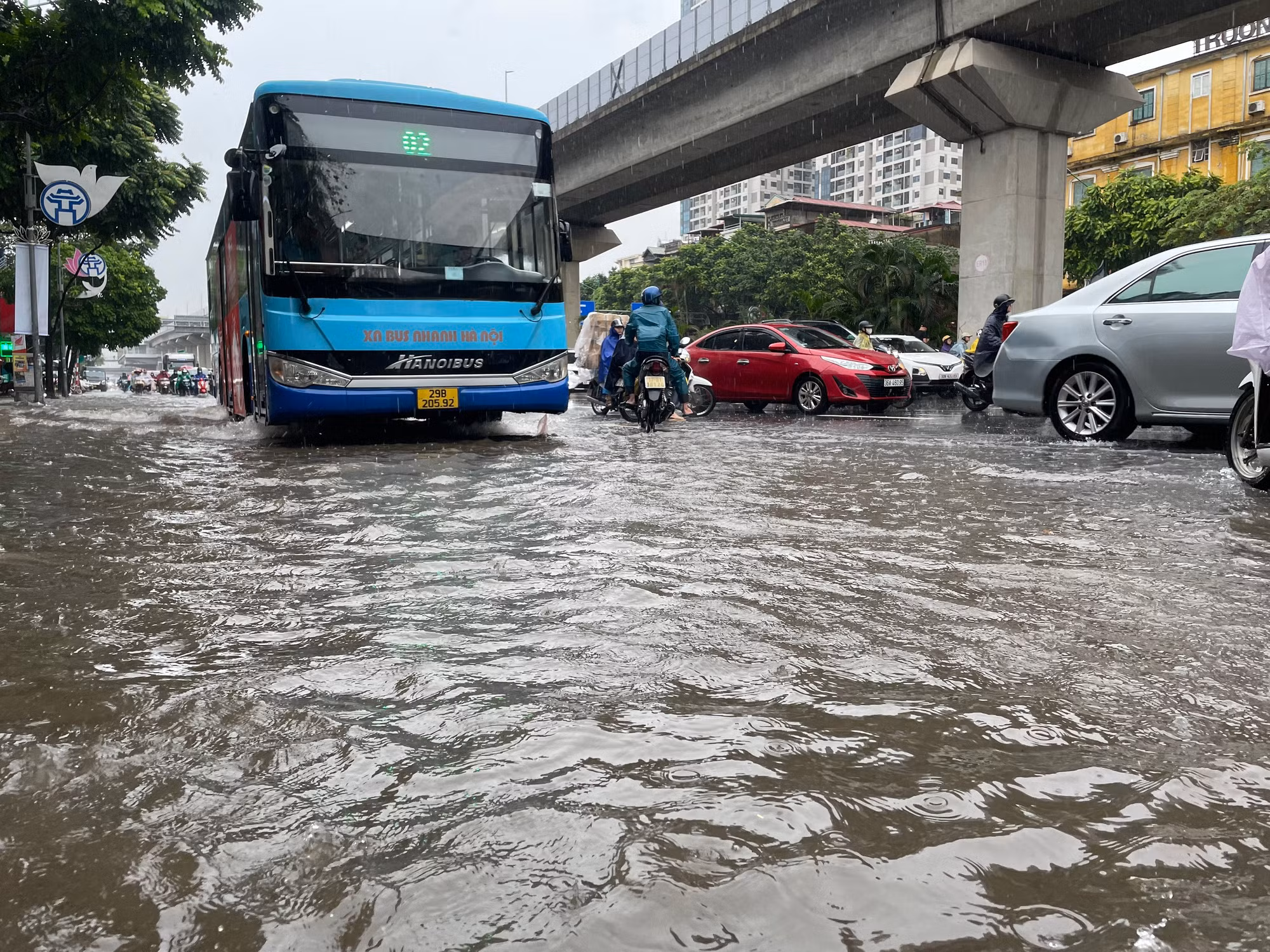 Mưa ngập cao khiến các phương tiện di chuyển khó khăn. Mưa ngập cao khiến các phương tiện di chuyển khó khăn.