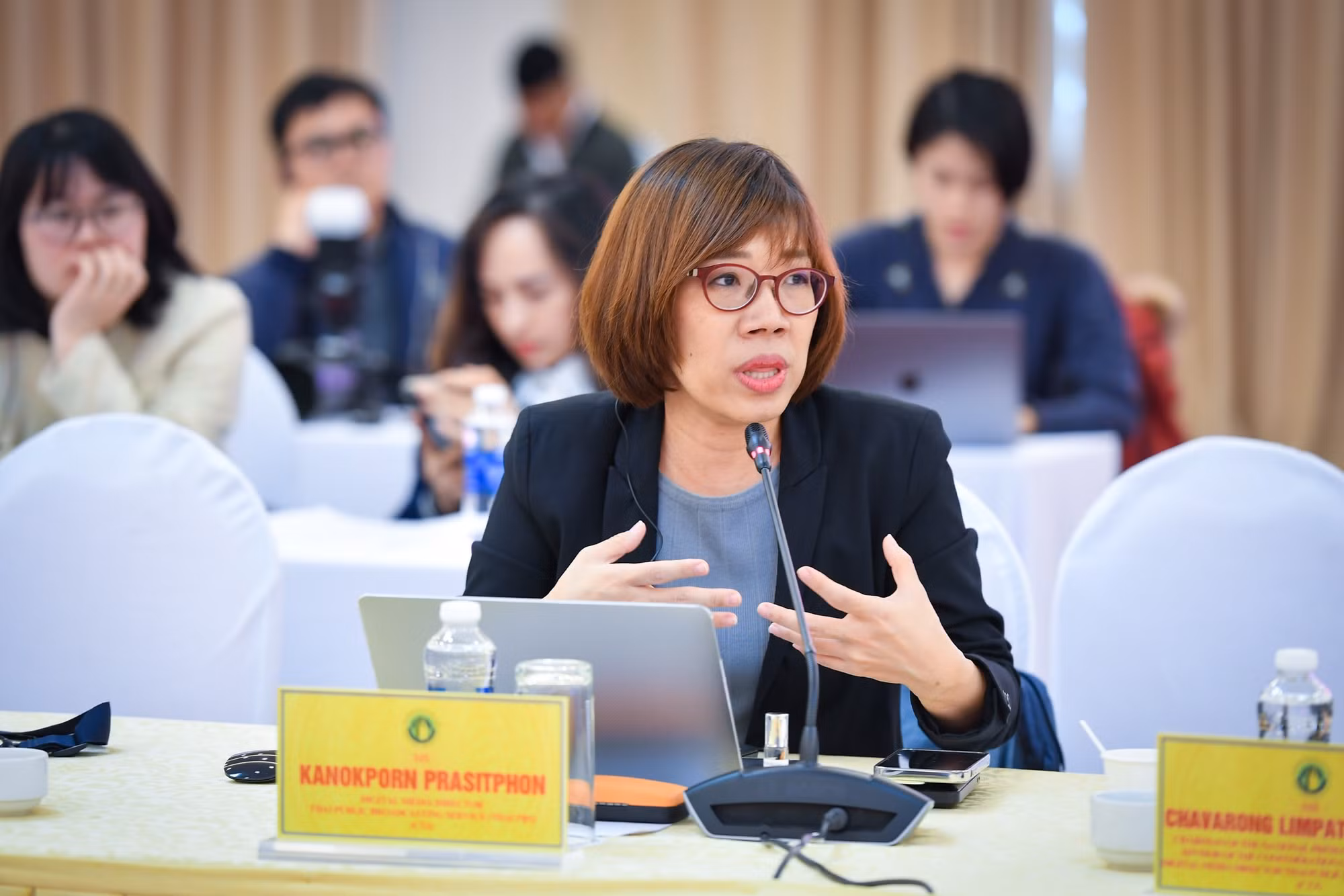 Một nhà báo quốc tế đặt câu hỏi tại tọa đàm.